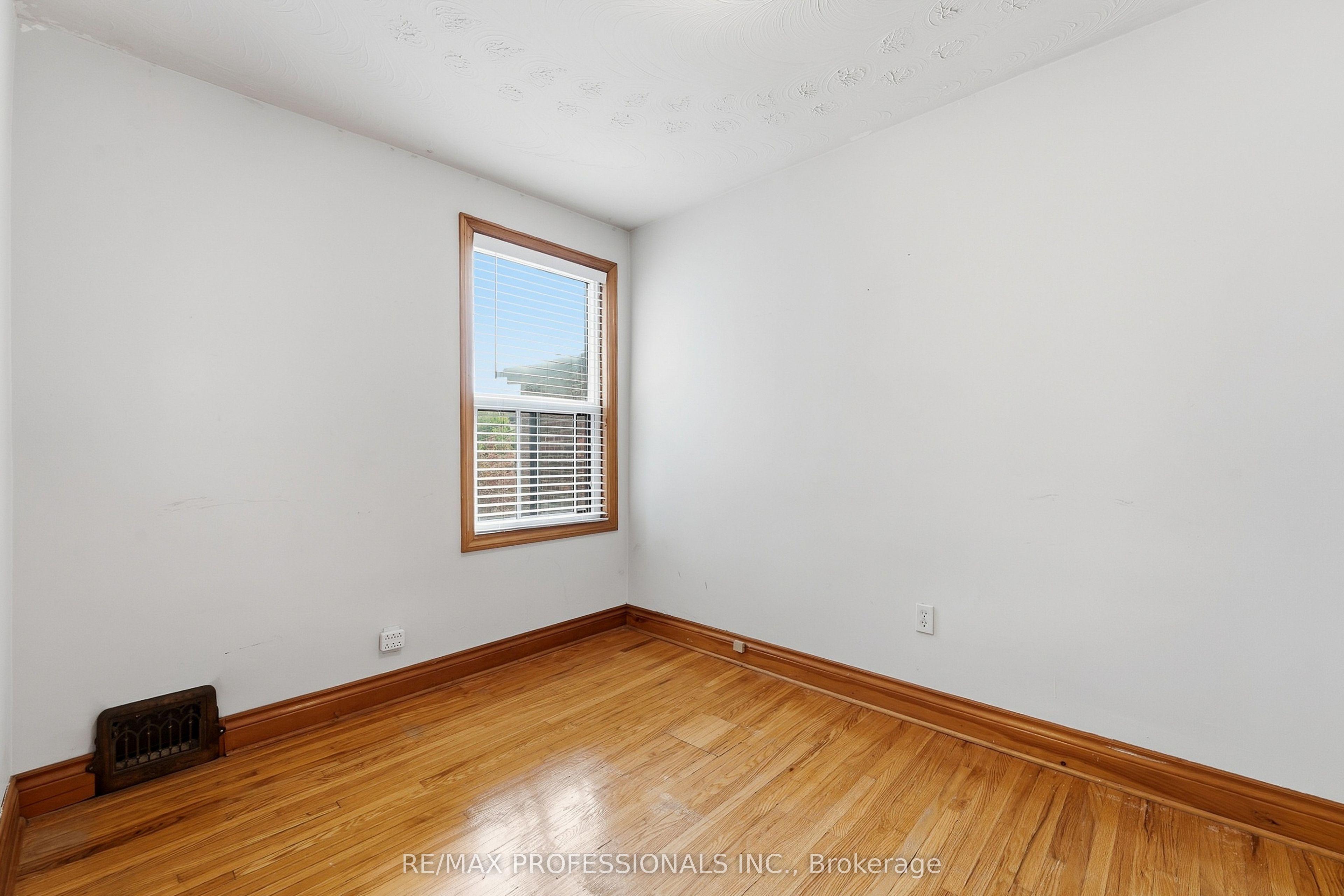 227 Montrose Avenue Property Photo 27