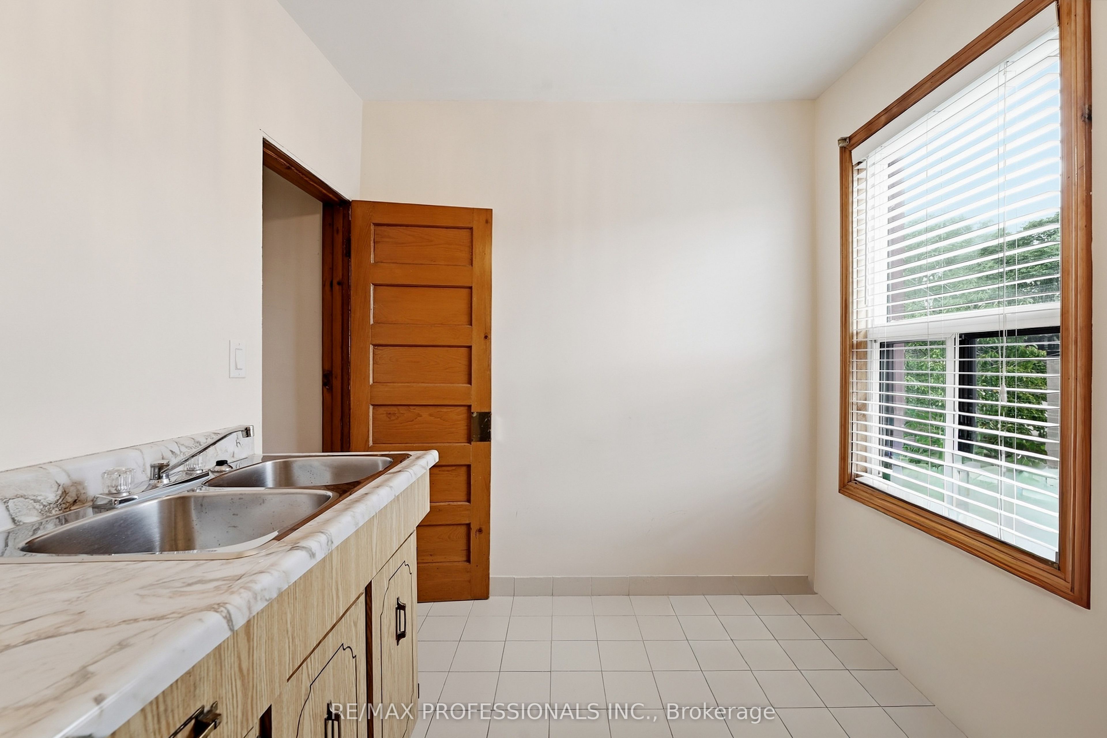227 Montrose Avenue Property Photo 31