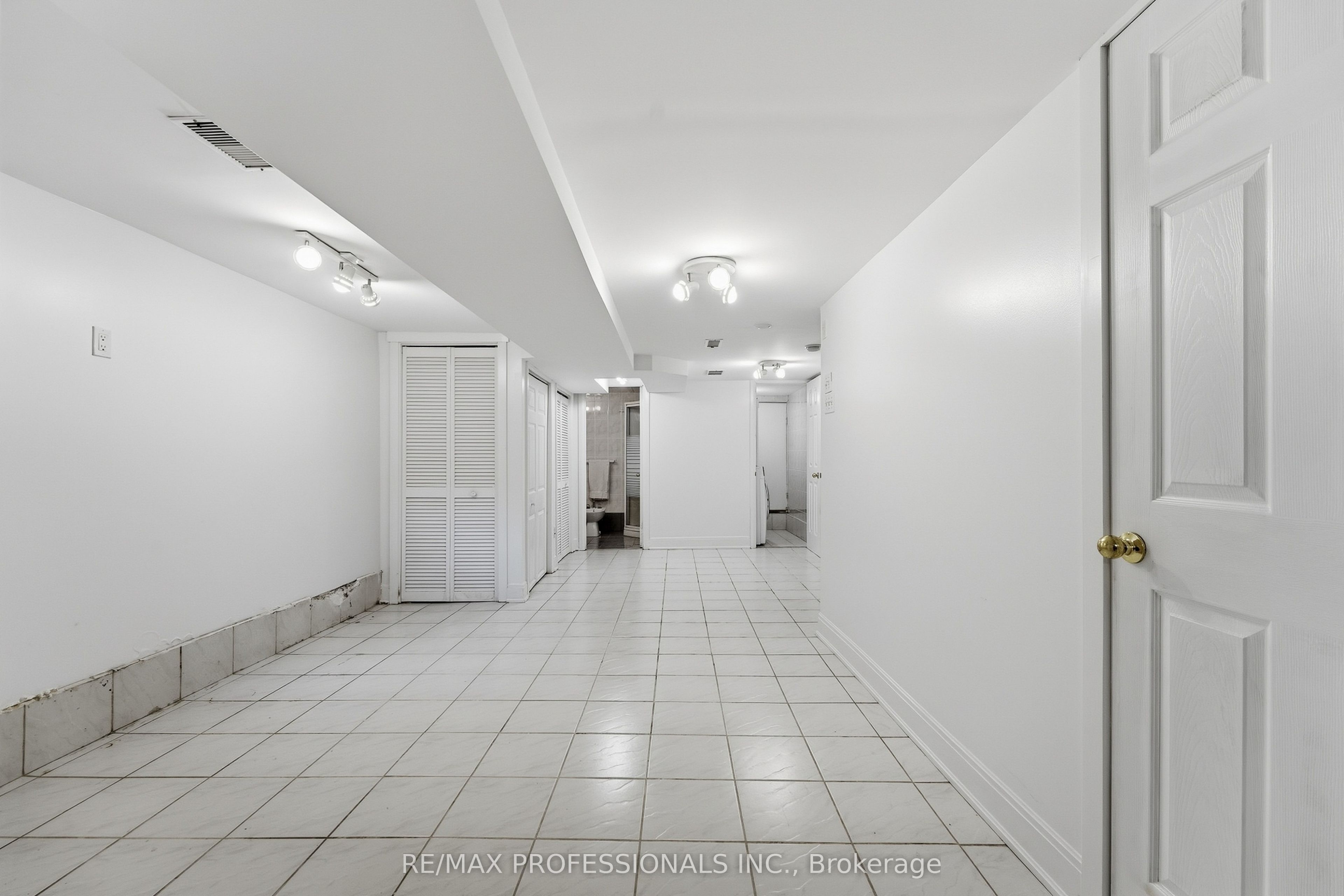 227 Montrose Avenue Property Photo 41