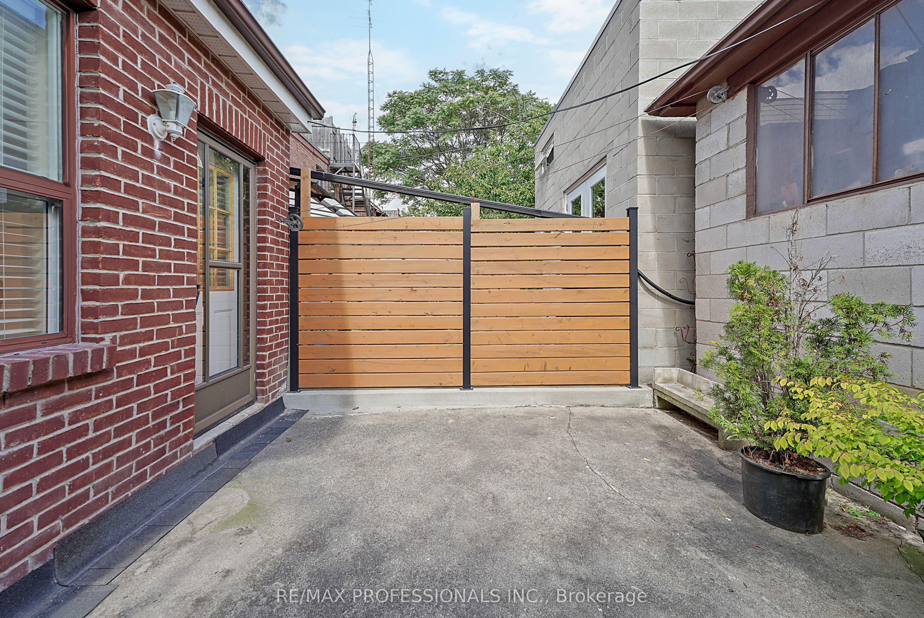 227 Montrose Avenue Property Photo 46