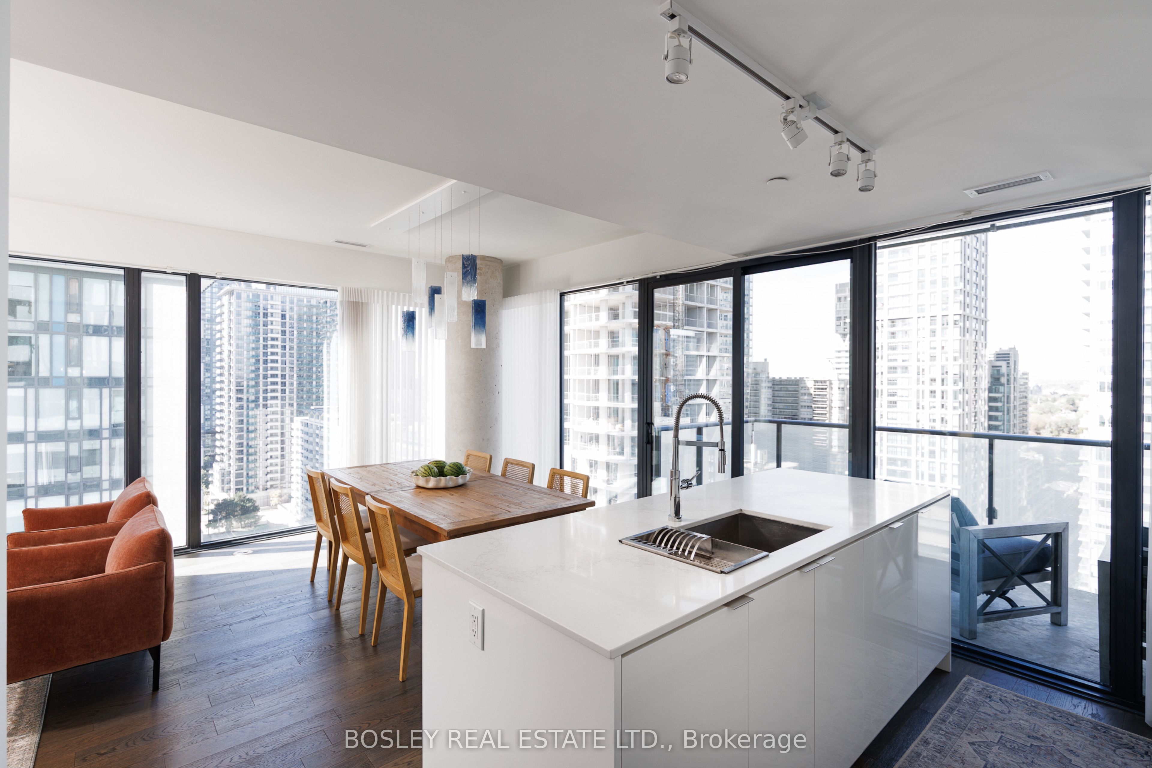 185 Roehampton Avenue 1702 Property Photo 4