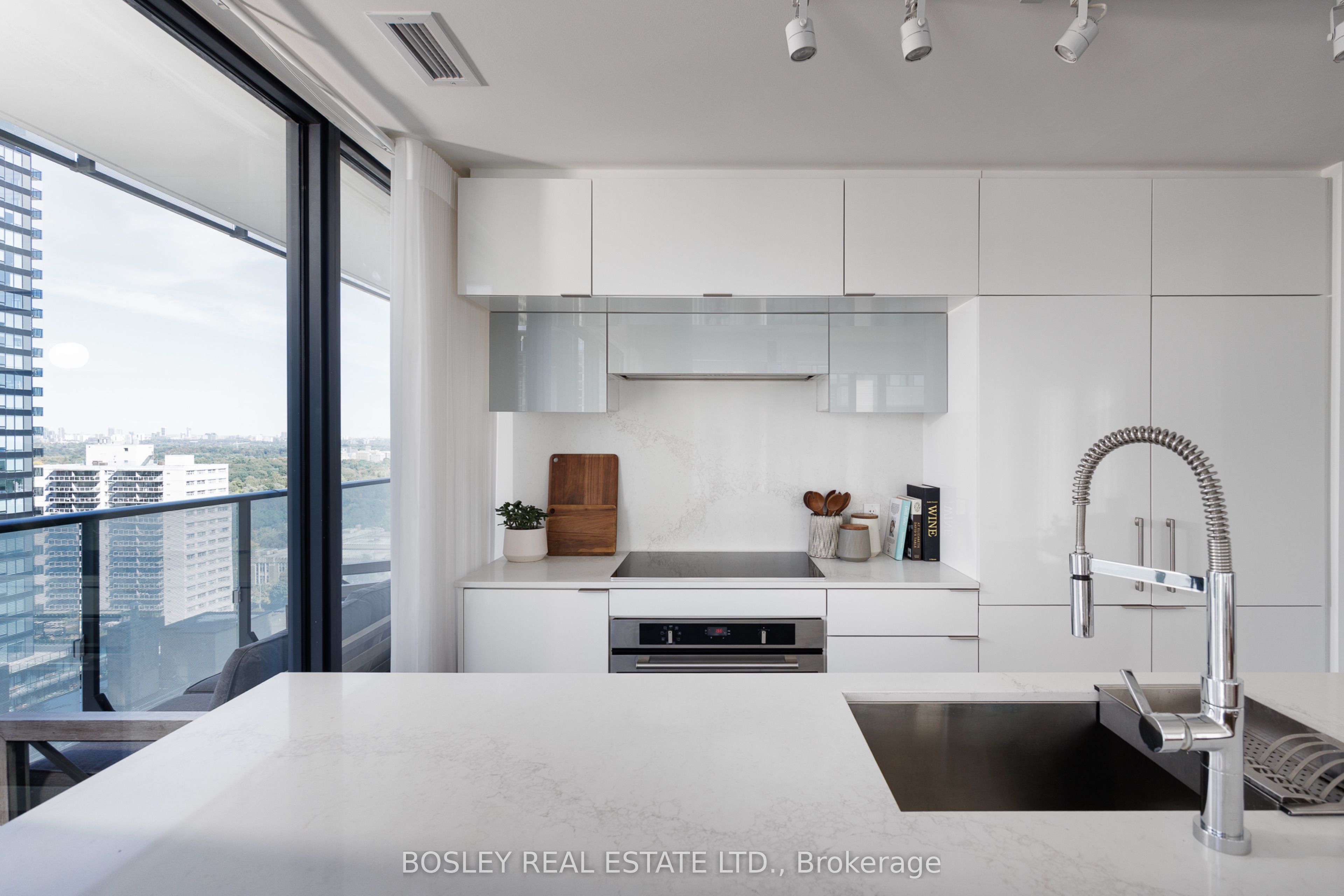 185 Roehampton Avenue 1702 Property Photo 14