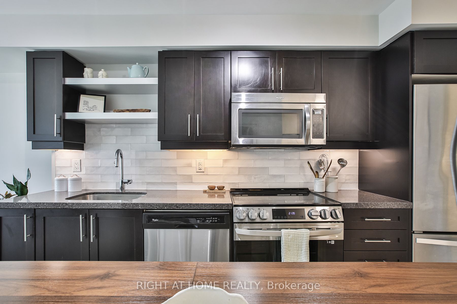 525 Adelaide Street W 1623 Property Photo 6