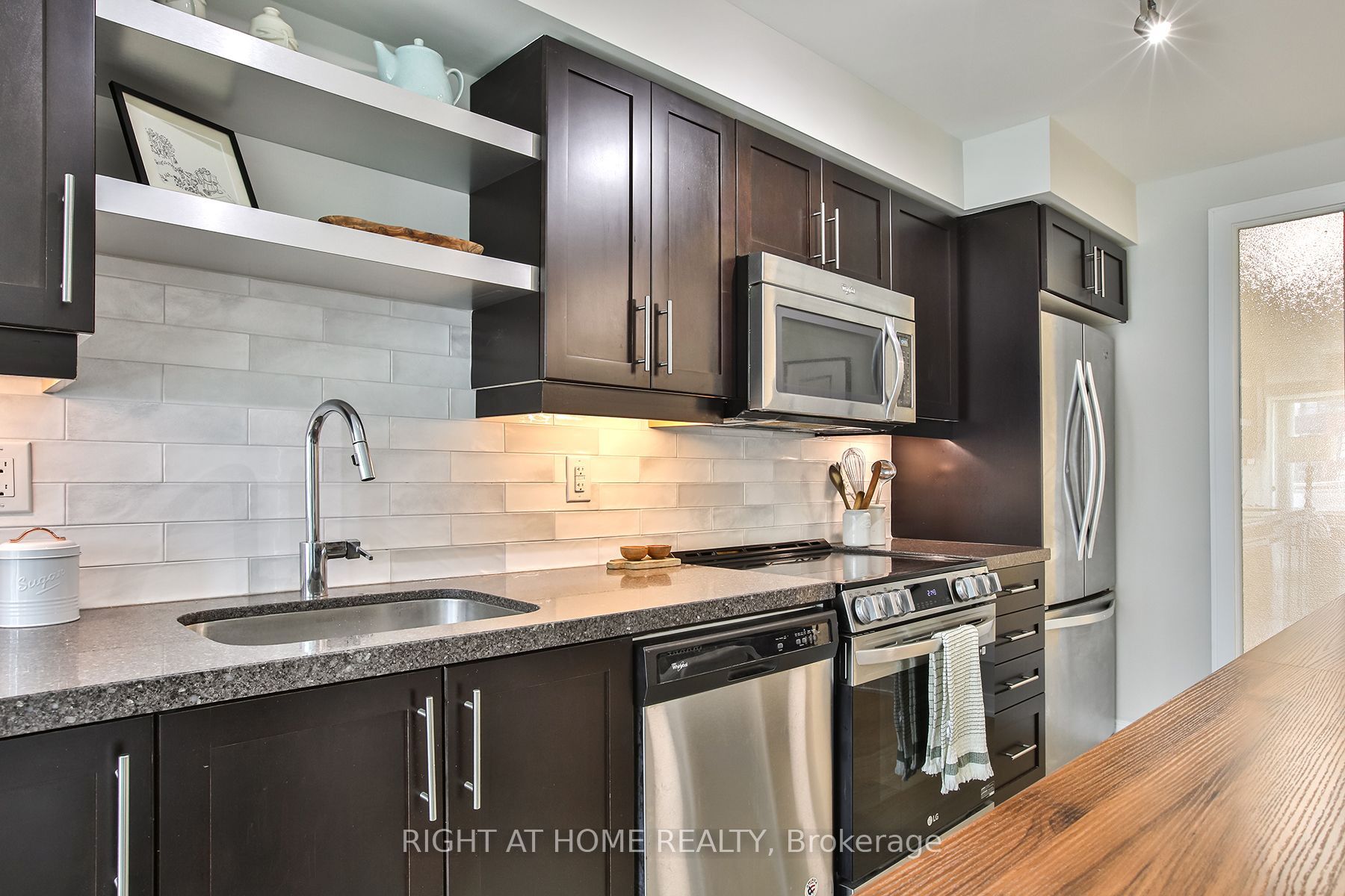 525 Adelaide Street W 1623 Property Photo 7