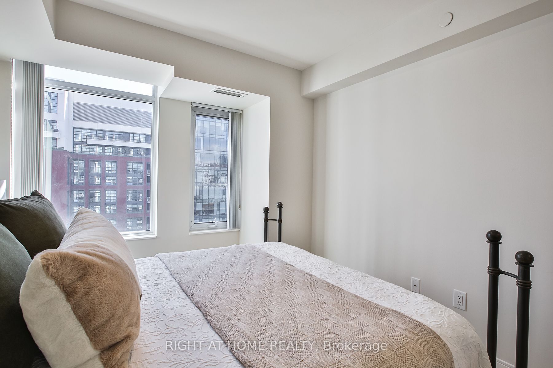 525 Adelaide Street W 1623 Property Photo 16