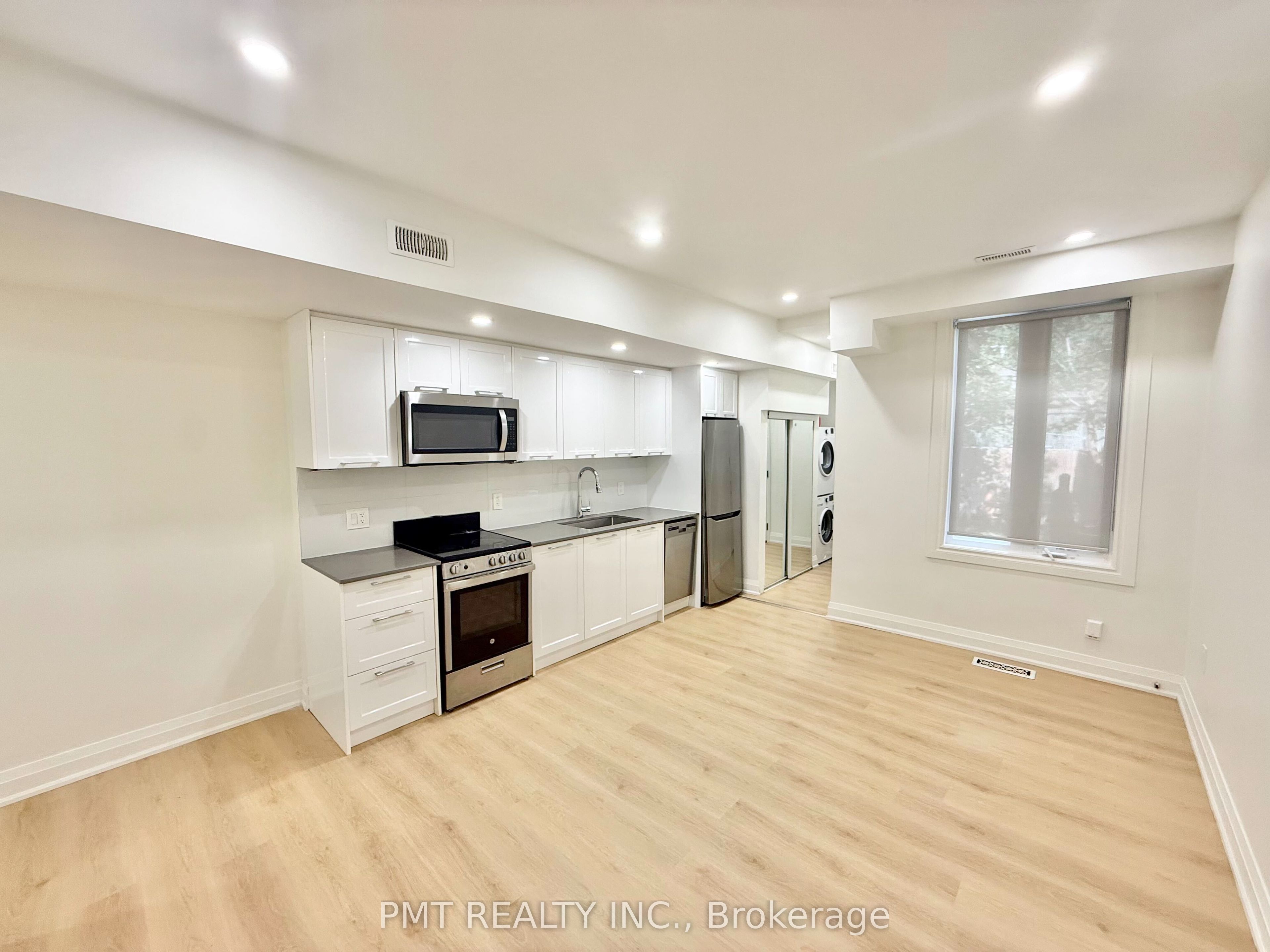 8 Rusholme Park Crescent Main Property Photo 3