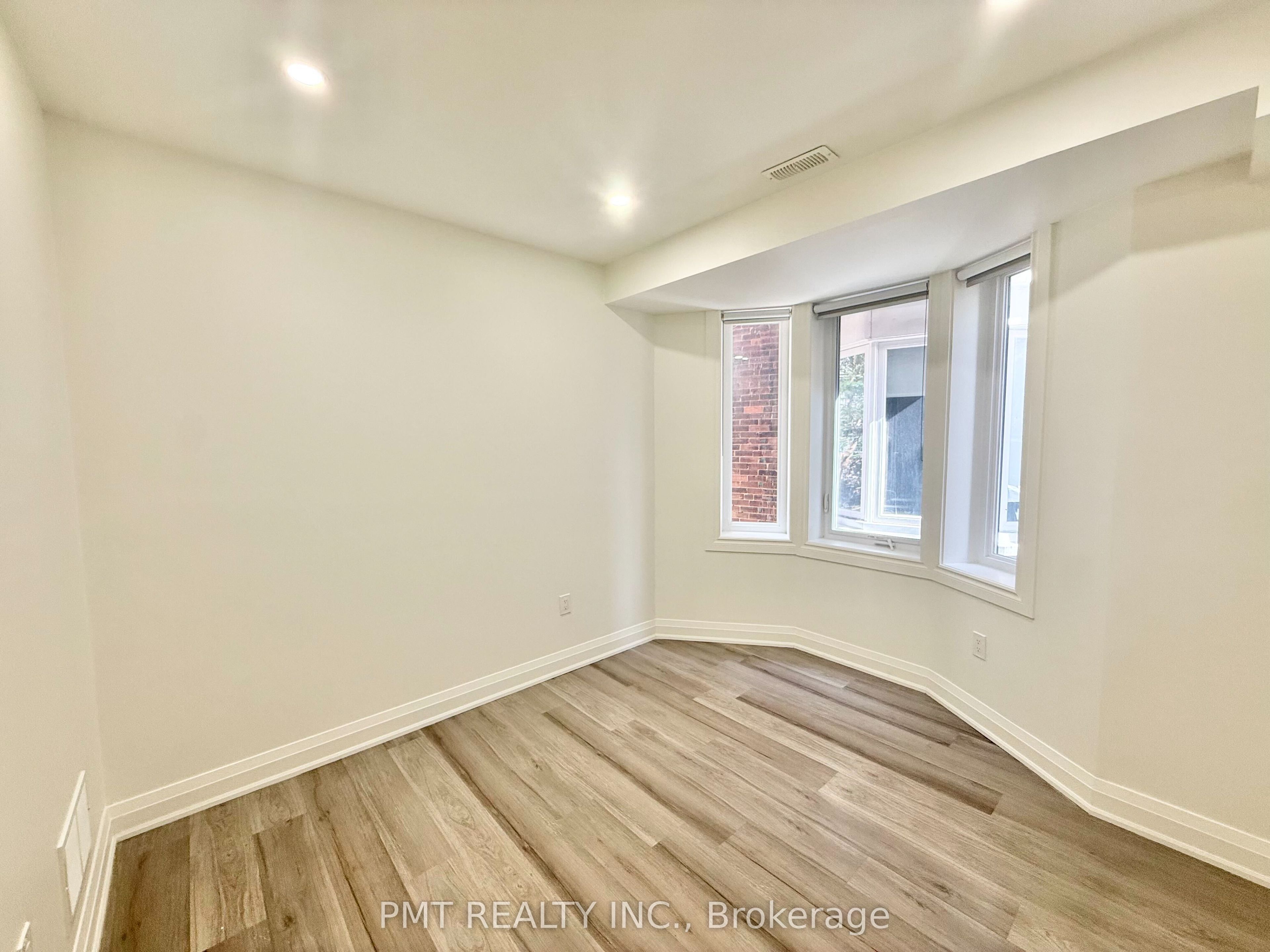 8 Rusholme Park Crescent Main Property Photo 4