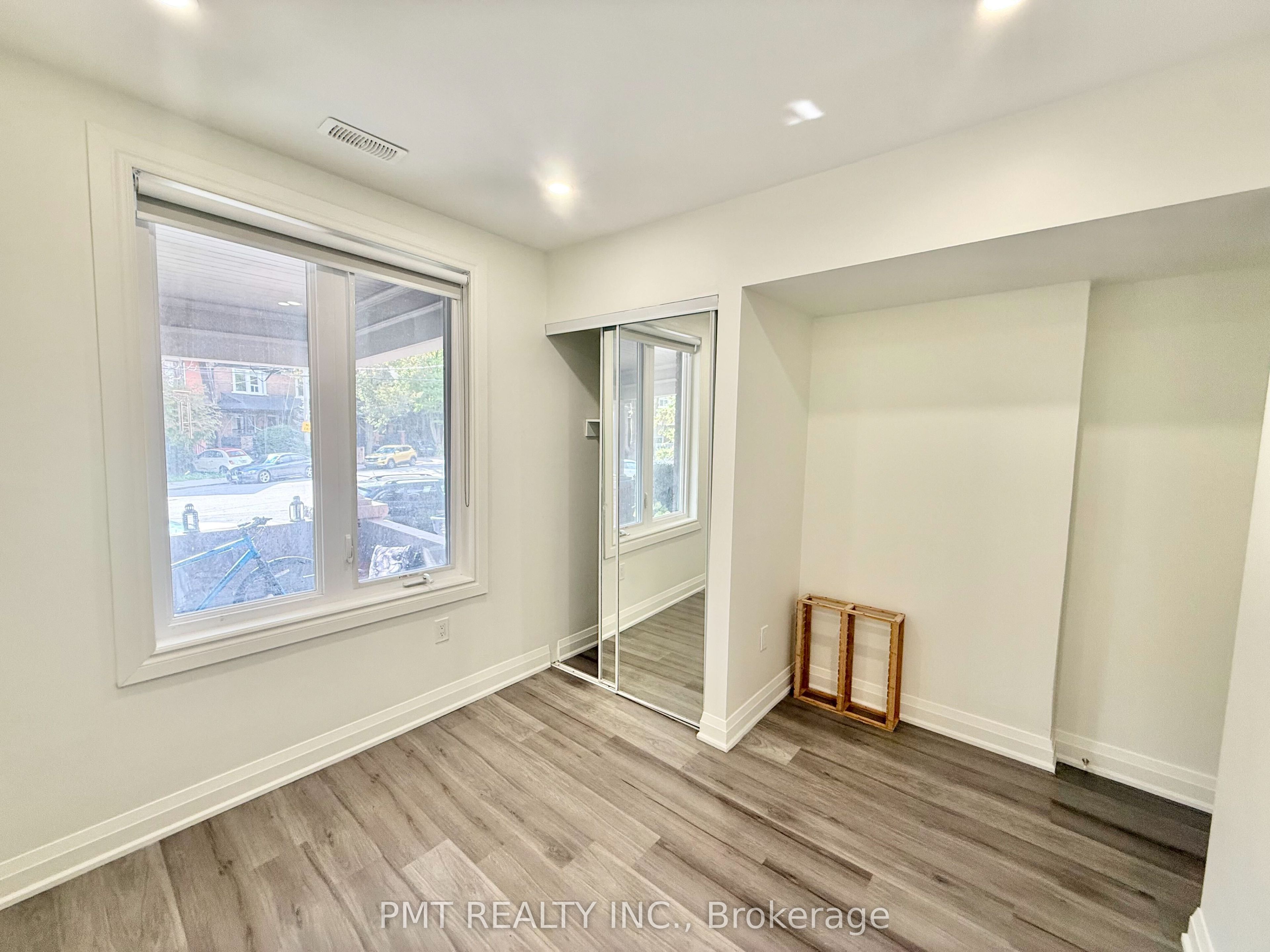 8 Rusholme Park Crescent Main Property Photo 6