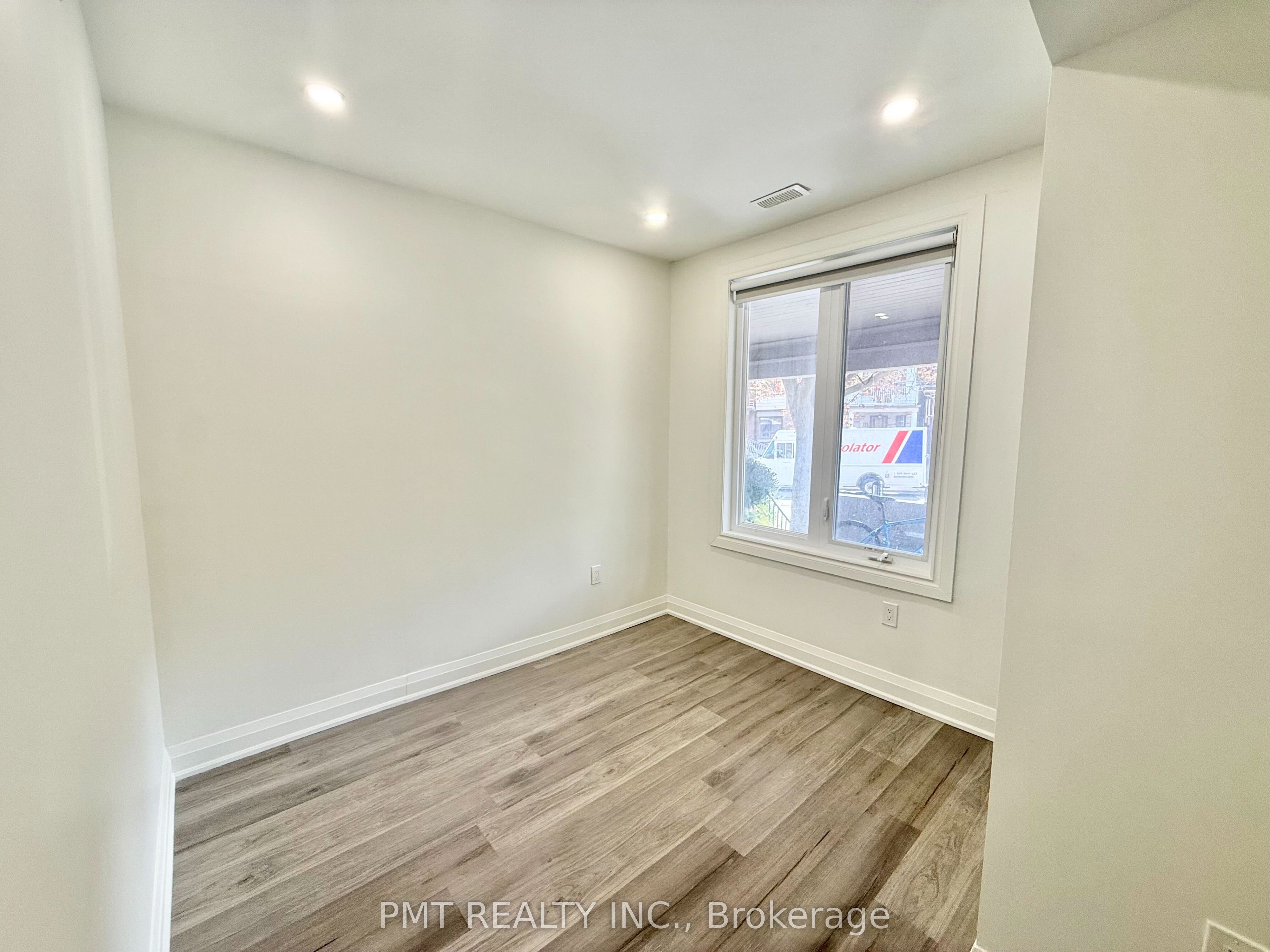 8 Rusholme Park Crescent Main Property Photo 7