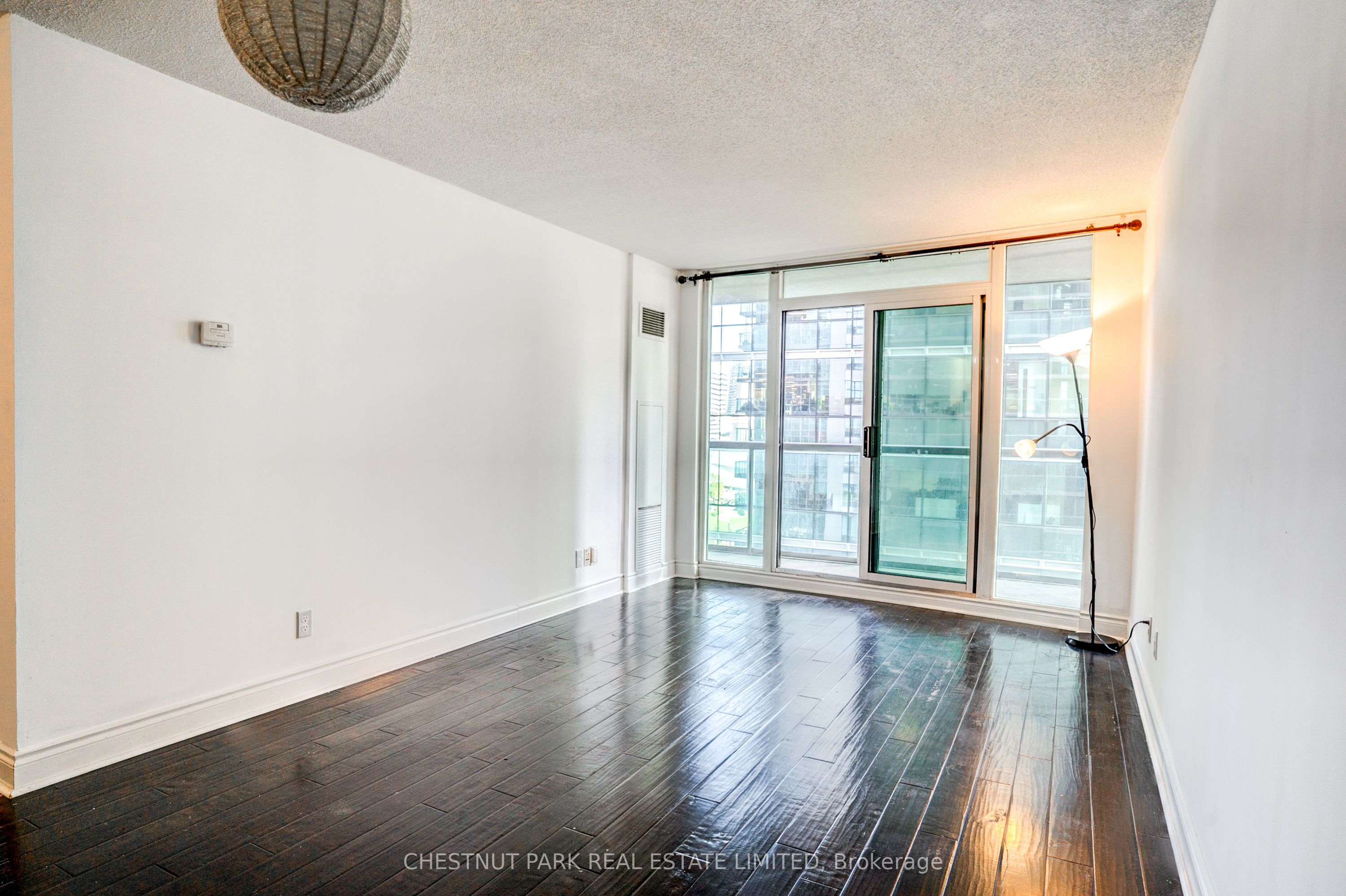 30 Grand Trunk Crescent 1008 Property Photo 3