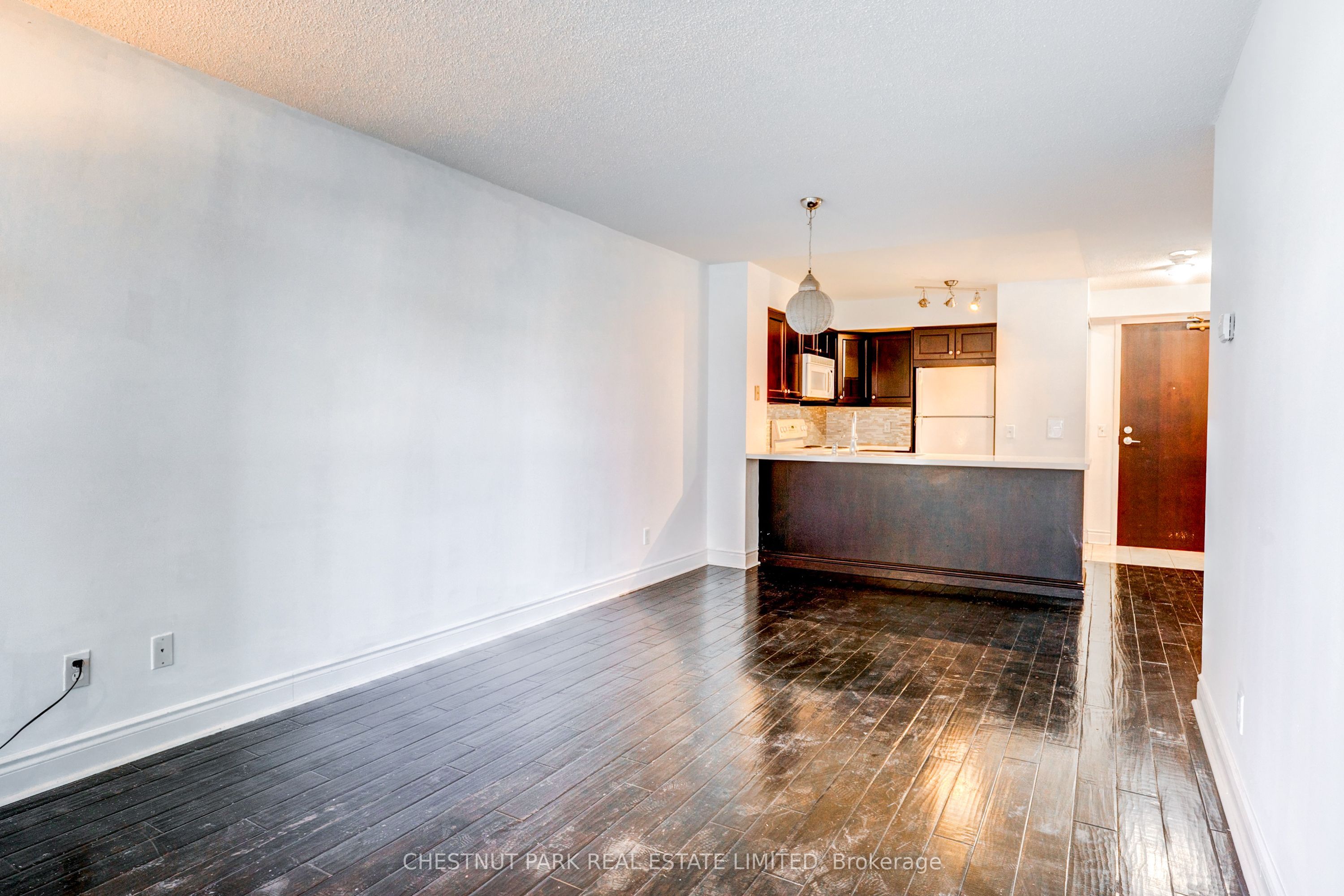 30 Grand Trunk Crescent 1008 Property Photo 5