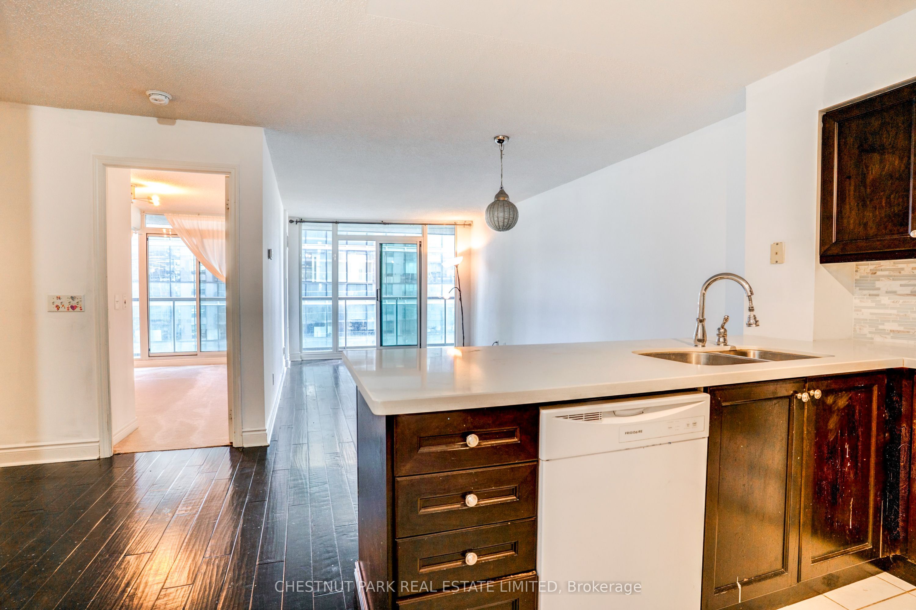 30 Grand Trunk Crescent 1008 Property Photo 6