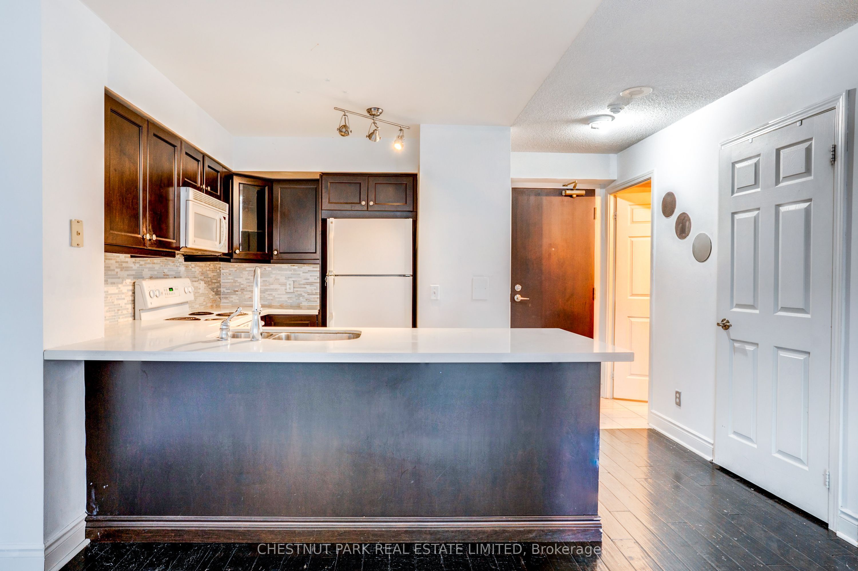 30 Grand Trunk Crescent 1008 Property Photo 8