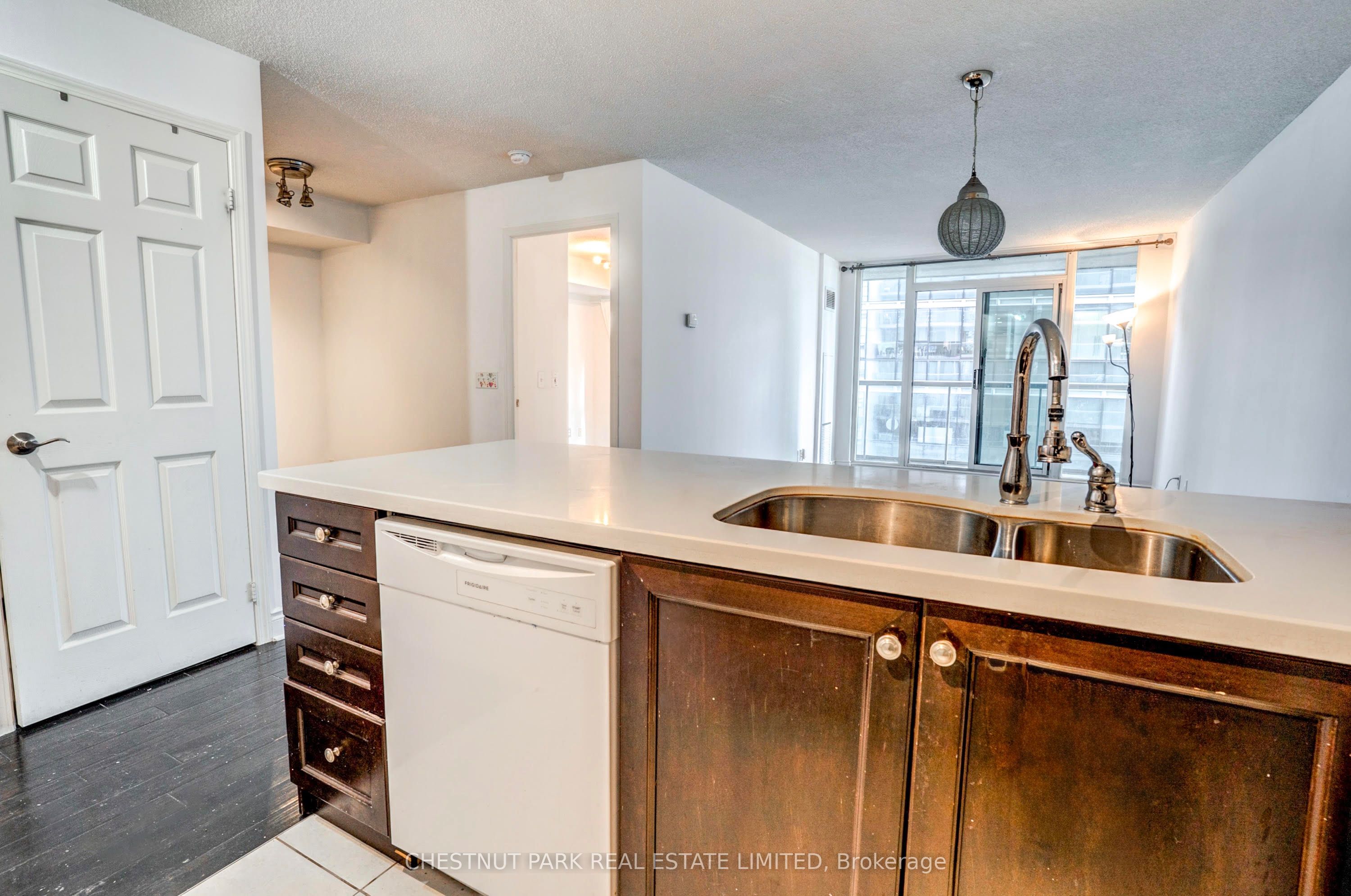 30 Grand Trunk Crescent 1008 Property Photo 11