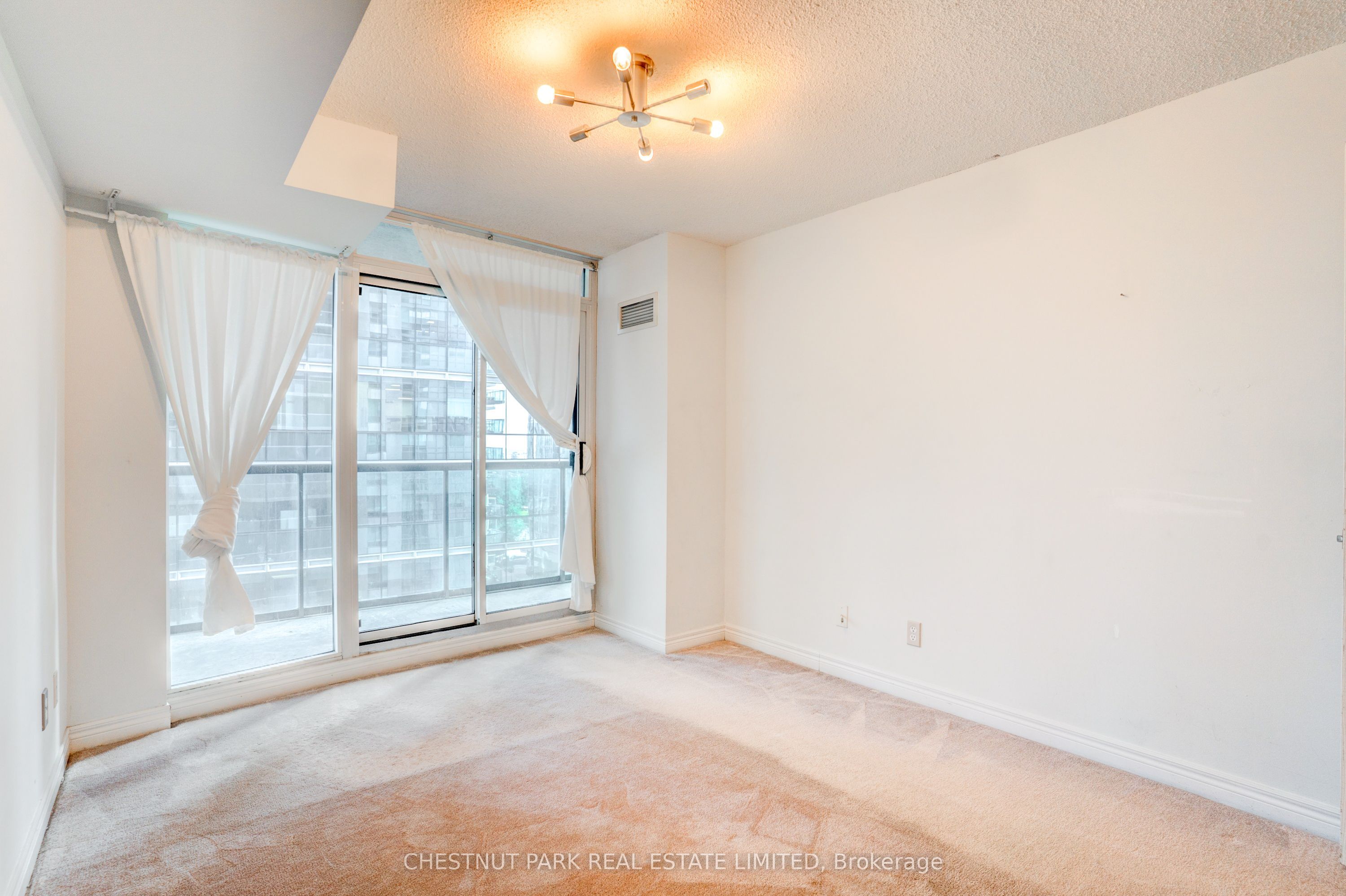 30 Grand Trunk Crescent 1008 Property Photo 19