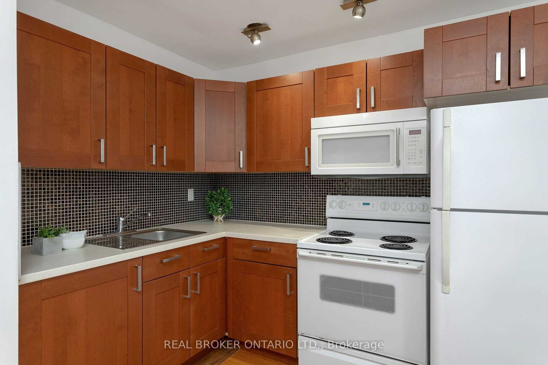57 Lanark Avenue Upper Property Photo 5