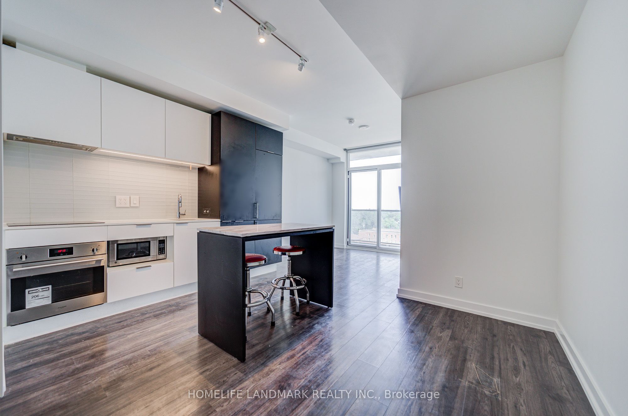 33 Helendale Avenue 601 Property Photo 1
