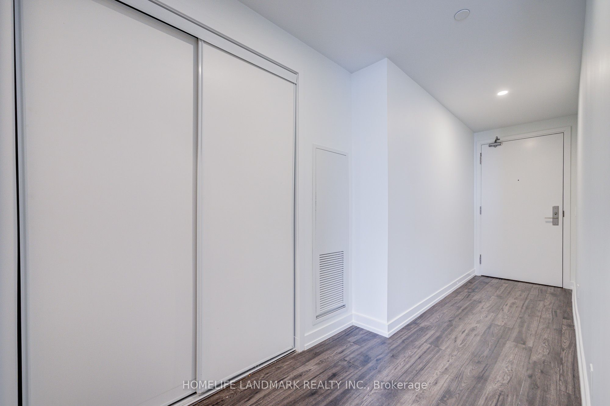 33 Helendale Avenue 601 Property Photo 4