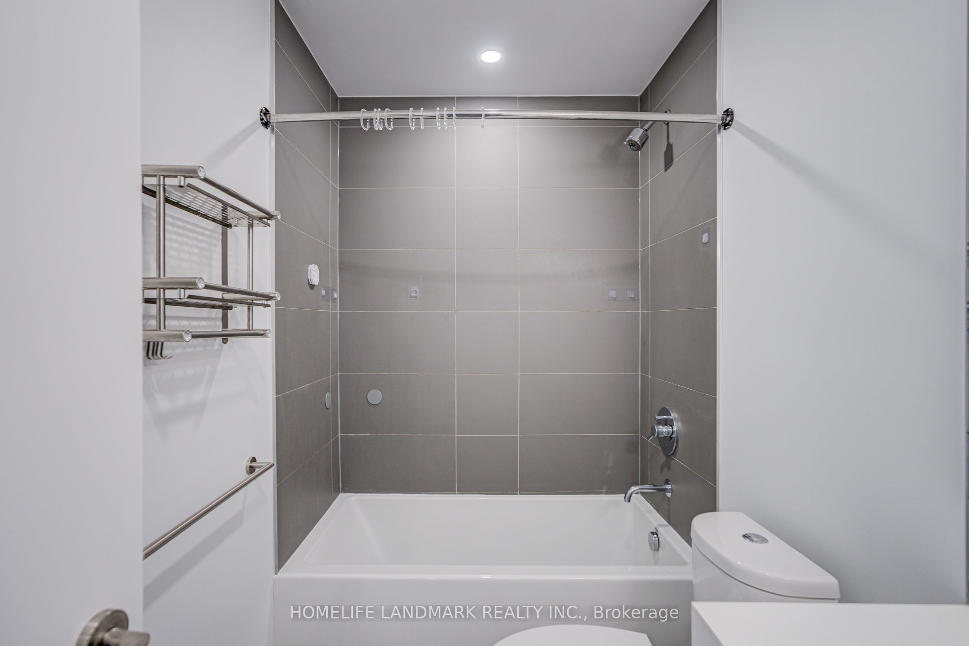 33 Helendale Avenue 601 Property Photo 5
