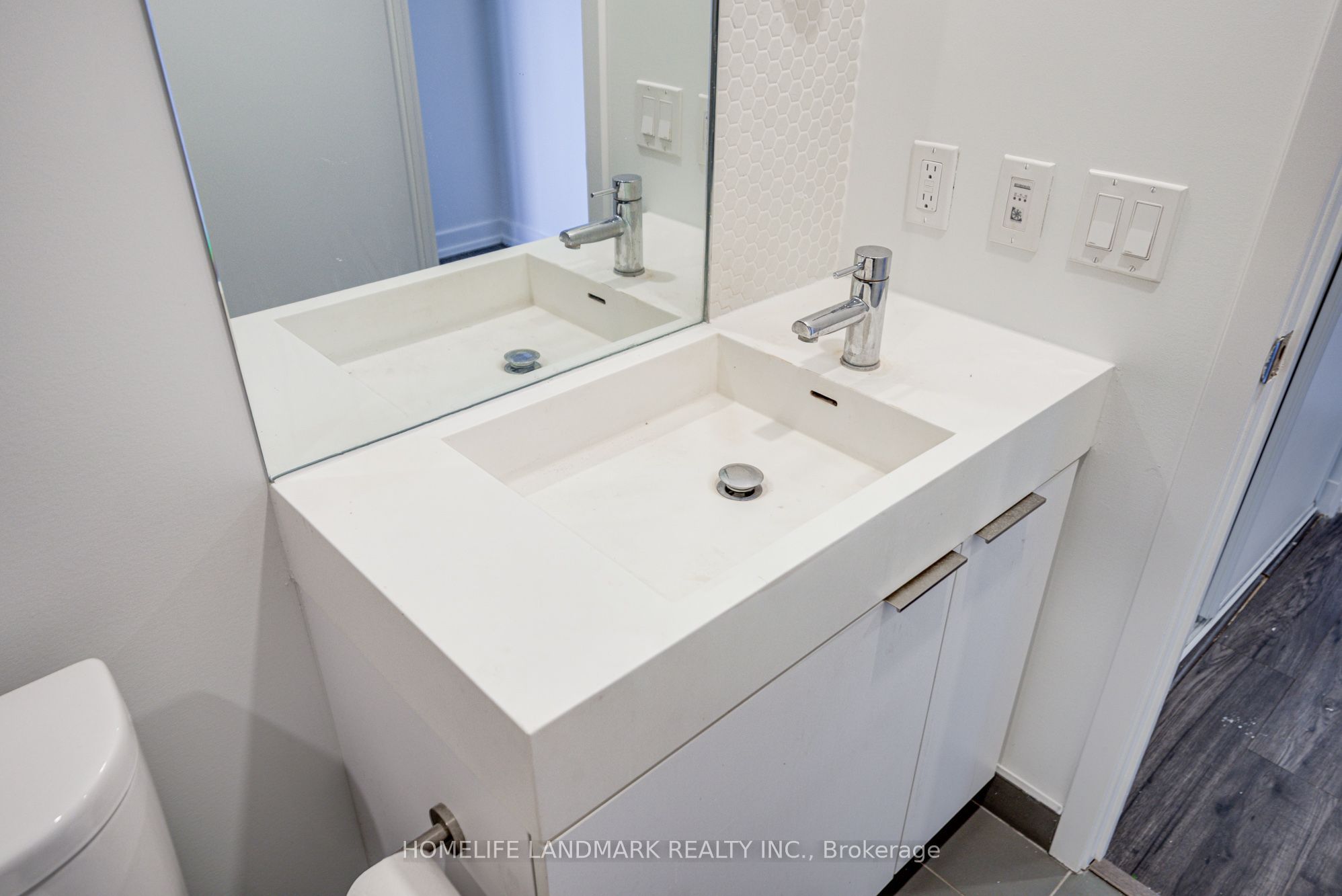 33 Helendale Avenue 601 Property Photo 7