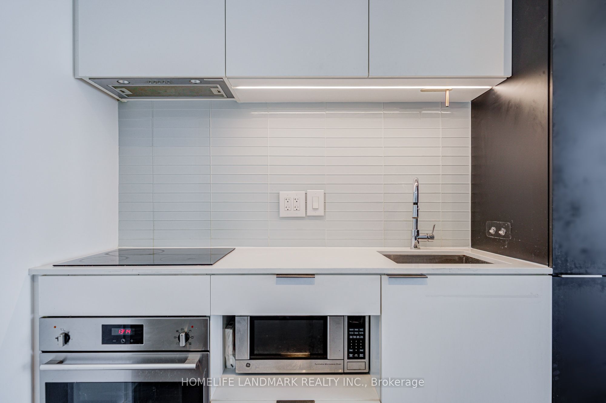 33 Helendale Avenue 601 Property Photo 10