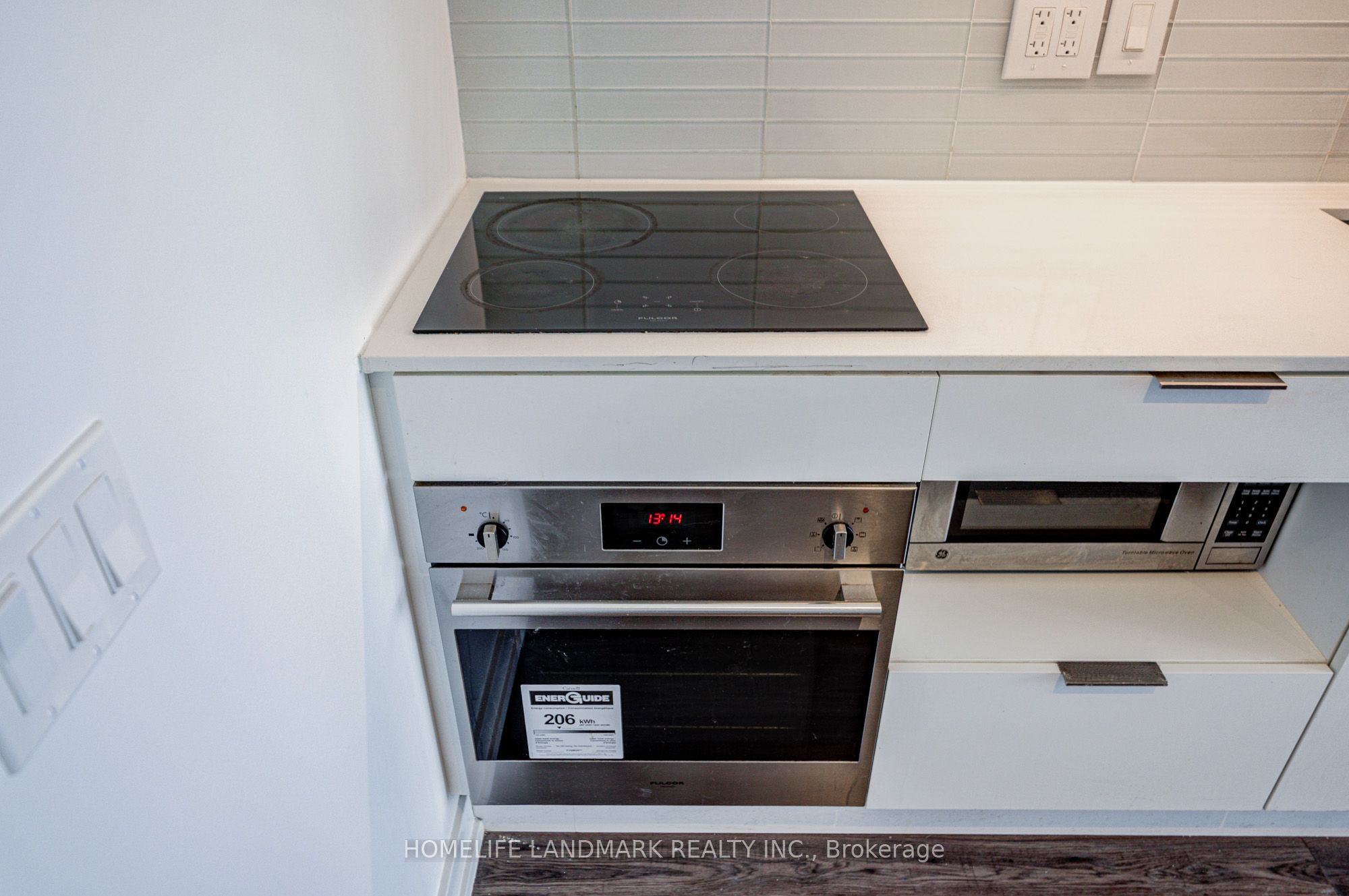 33 Helendale Avenue 601 Property Photo 12