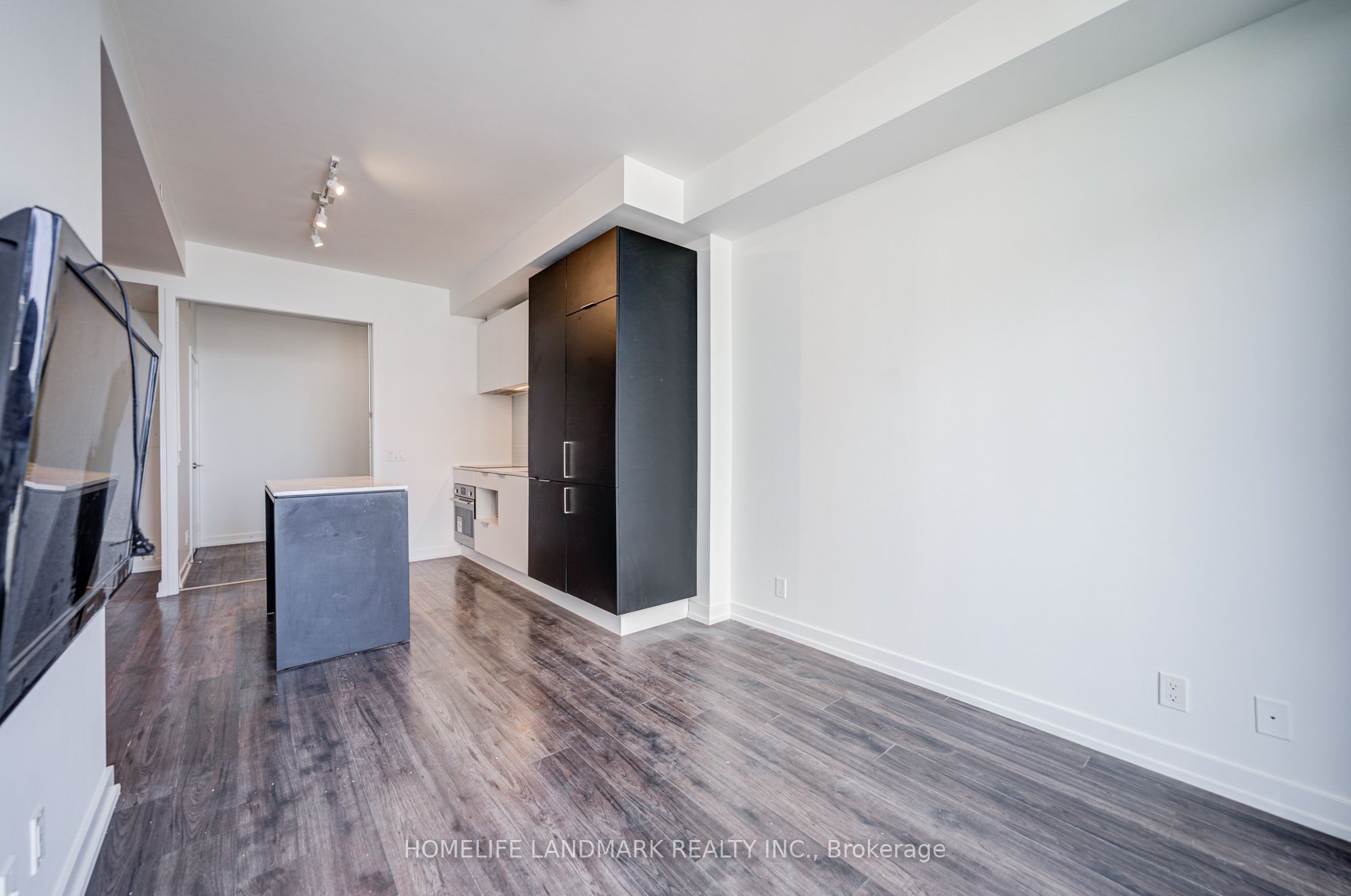 33 Helendale Avenue 601 Property Photo 18
