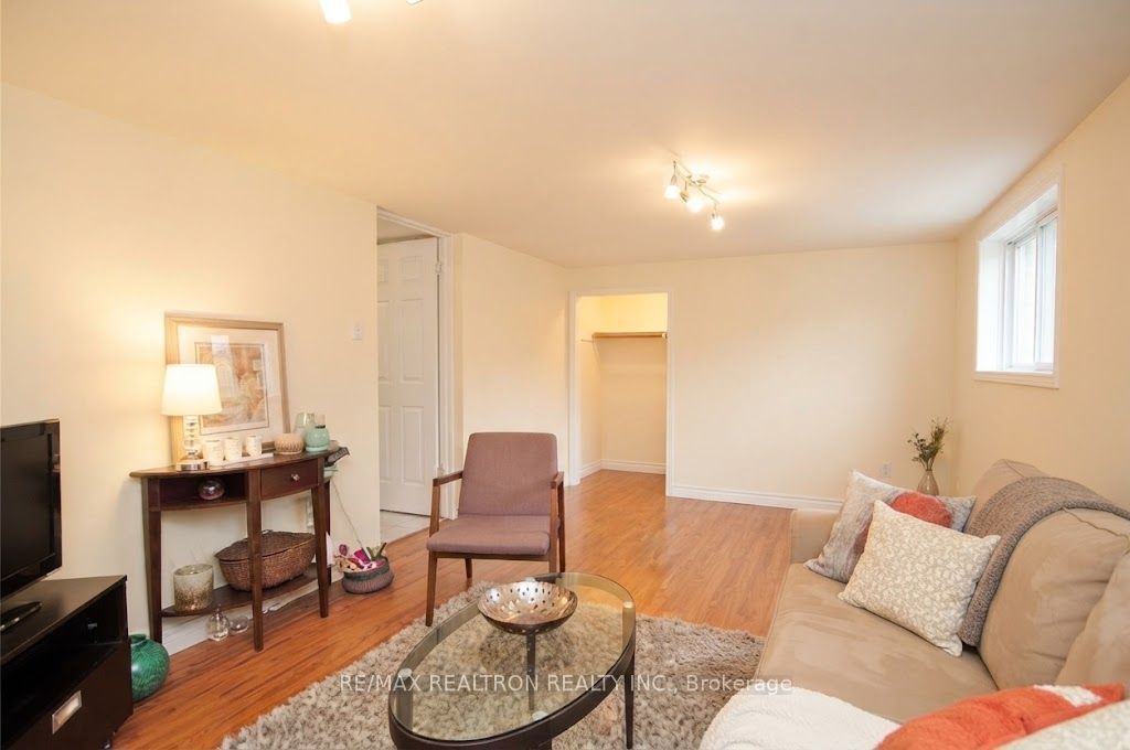 72 Hounslow Avenue Property Photo 5