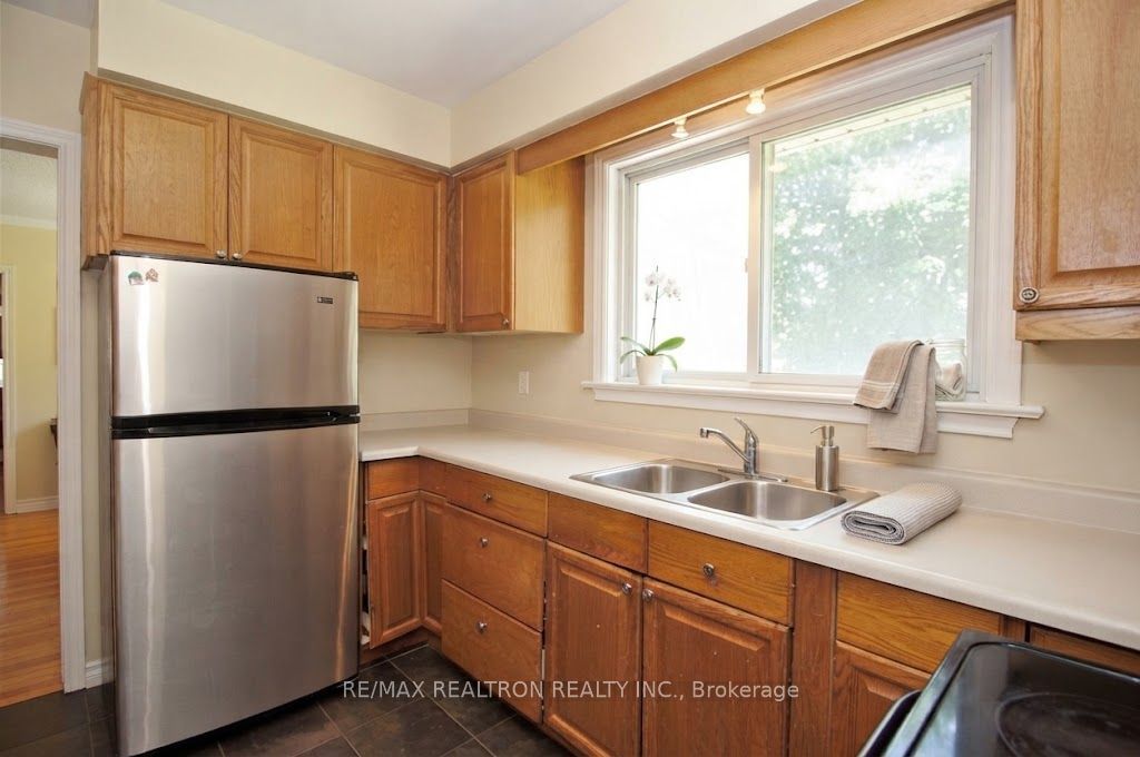 72 Hounslow Avenue Property Photo 6