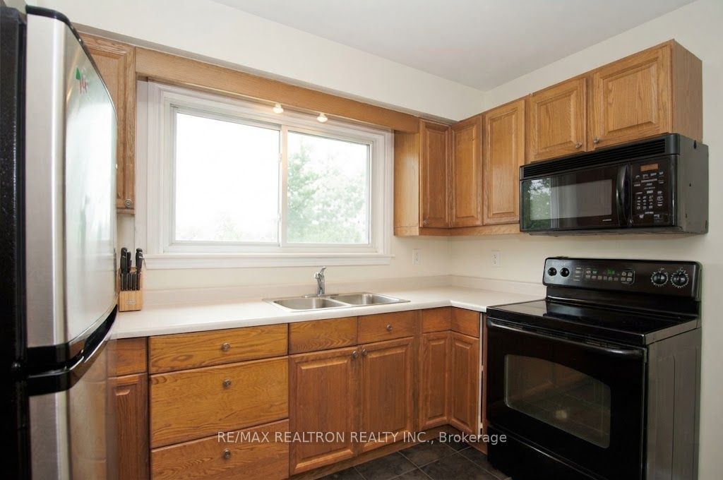 72 Hounslow Avenue Property Photo 7