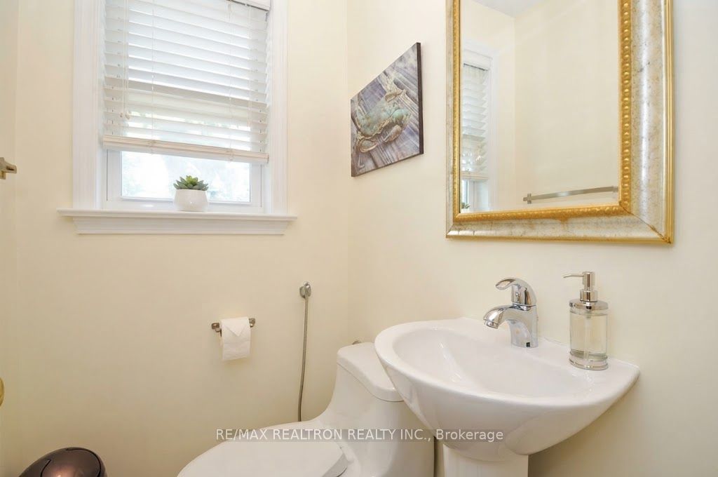 72 Hounslow Avenue Property Photo 10