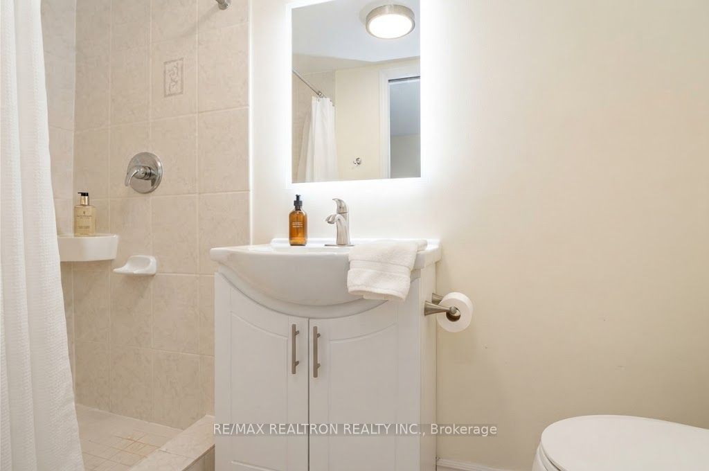 72 Hounslow Avenue Property Photo 11