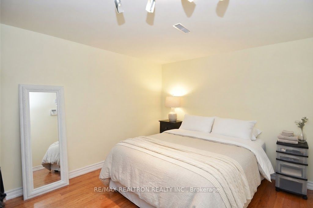 72 Hounslow Avenue Property Photo 12