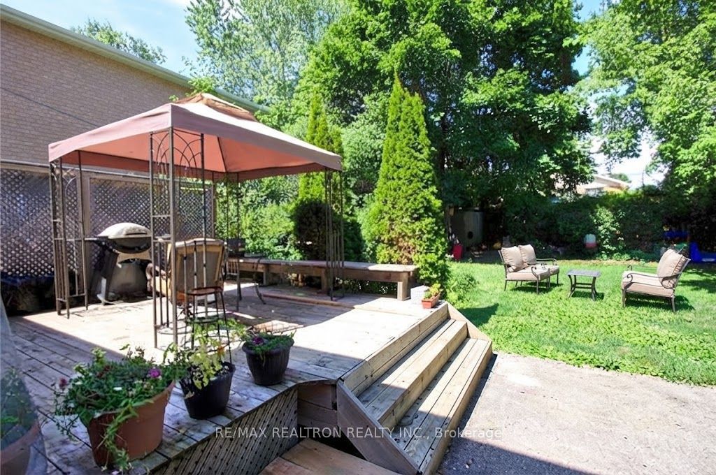 72 Hounslow Avenue Property Photo 14