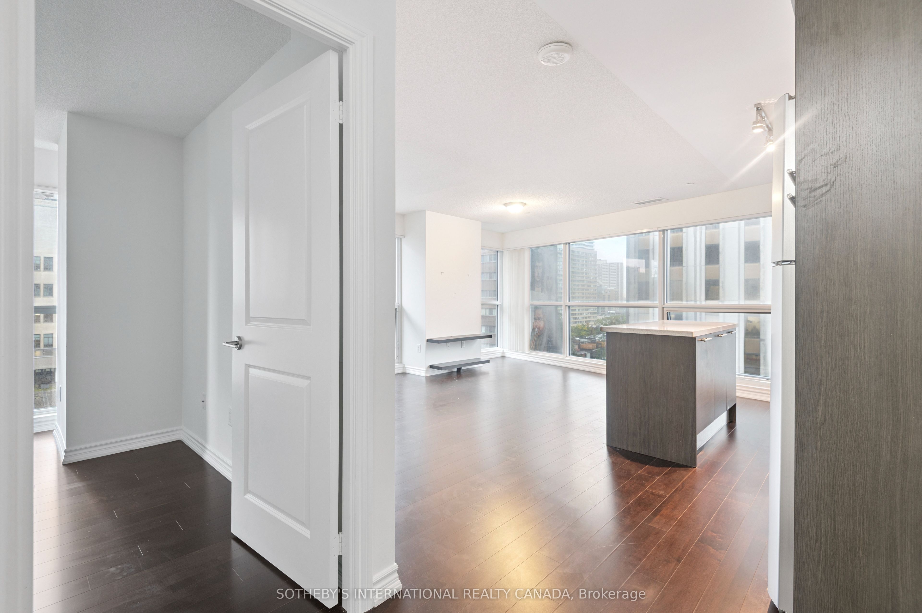 386 Yonge Street 602 Property Photo 4