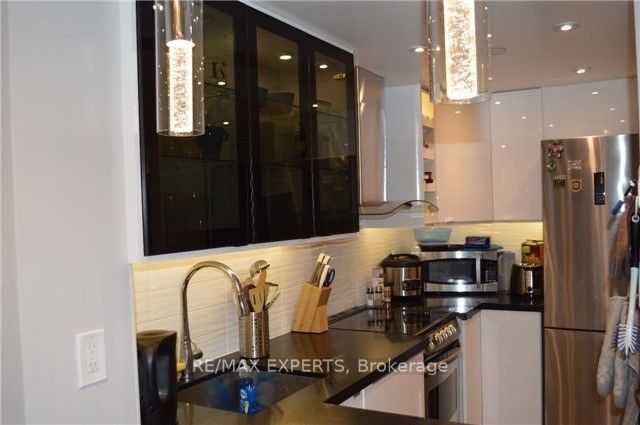 717 Bay Street 605 Property Photo 2