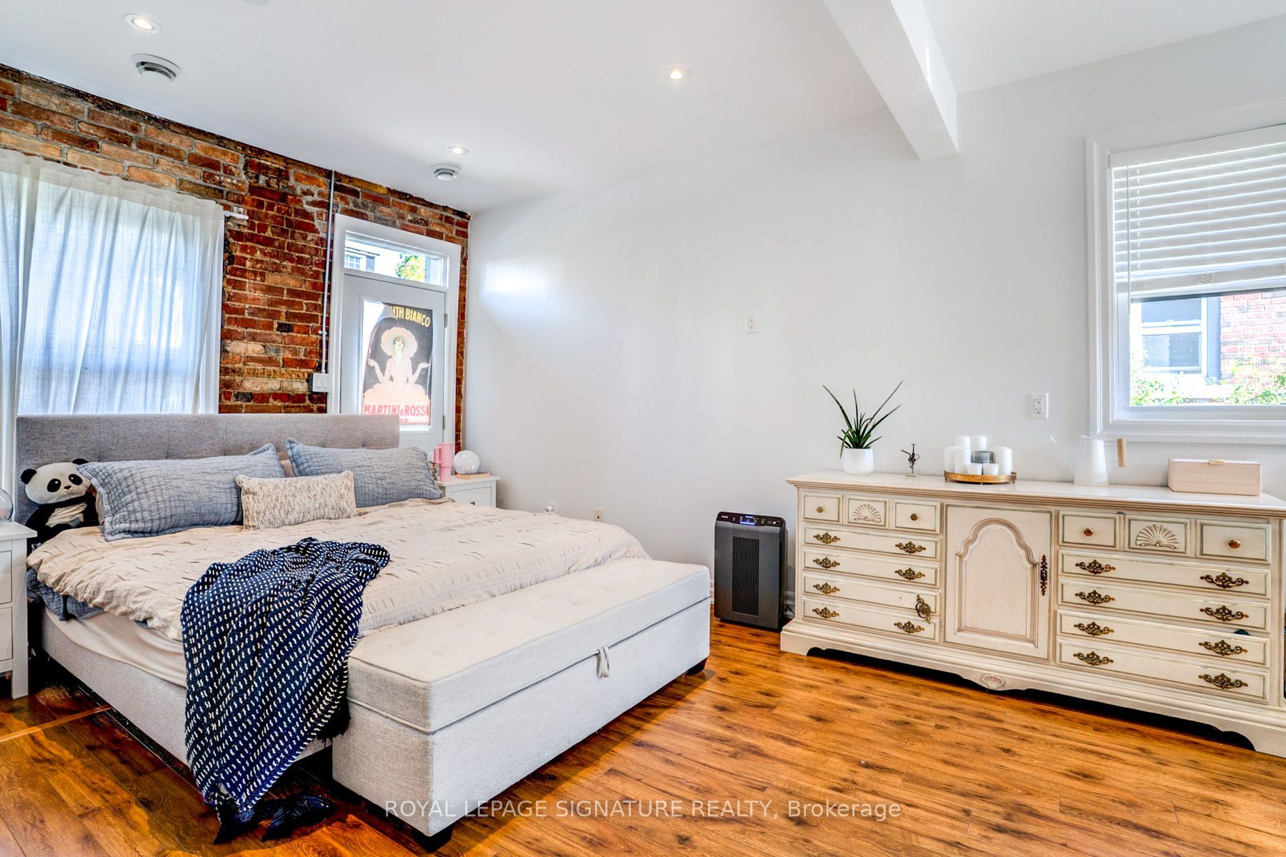 753-755 Richmond Street W Property Photo 8