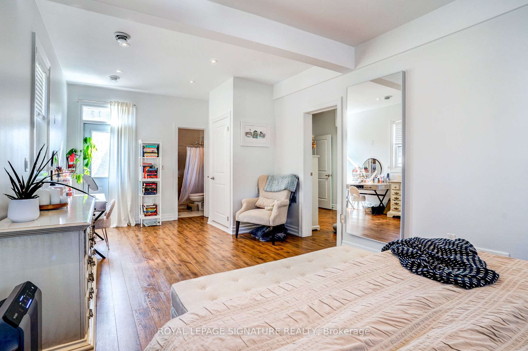 753-755 Richmond Street W Property Photo 9