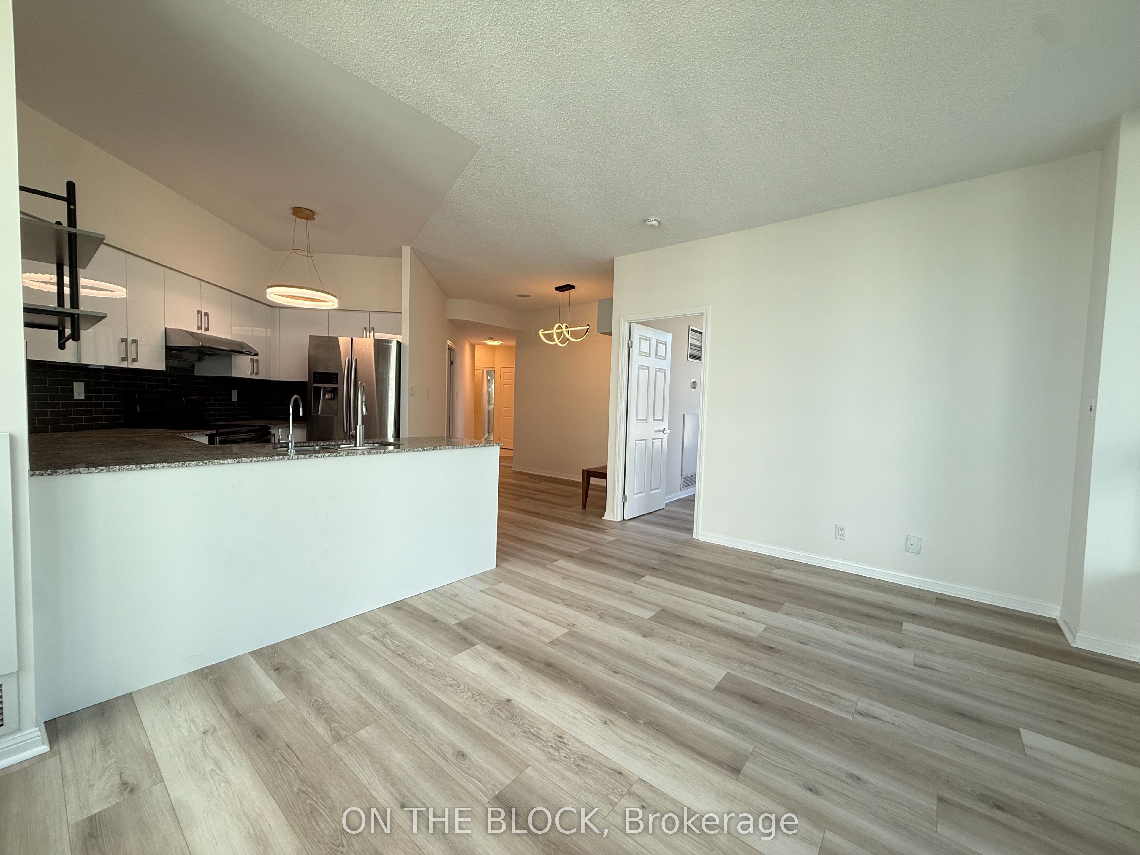 230 Queens Quay W 1515 Property Photo 4