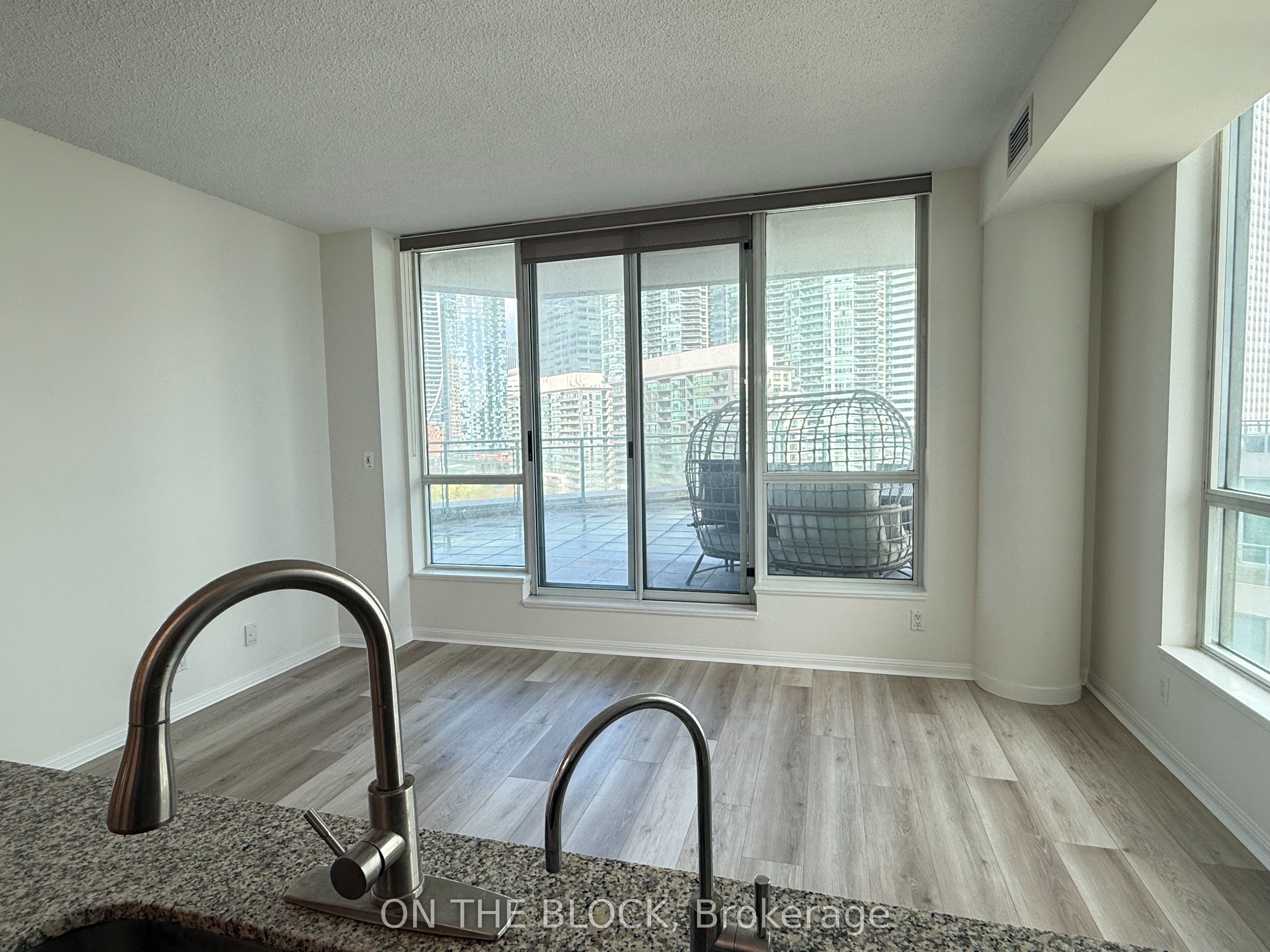 230 Queens Quay W 1515 Property Photo 6