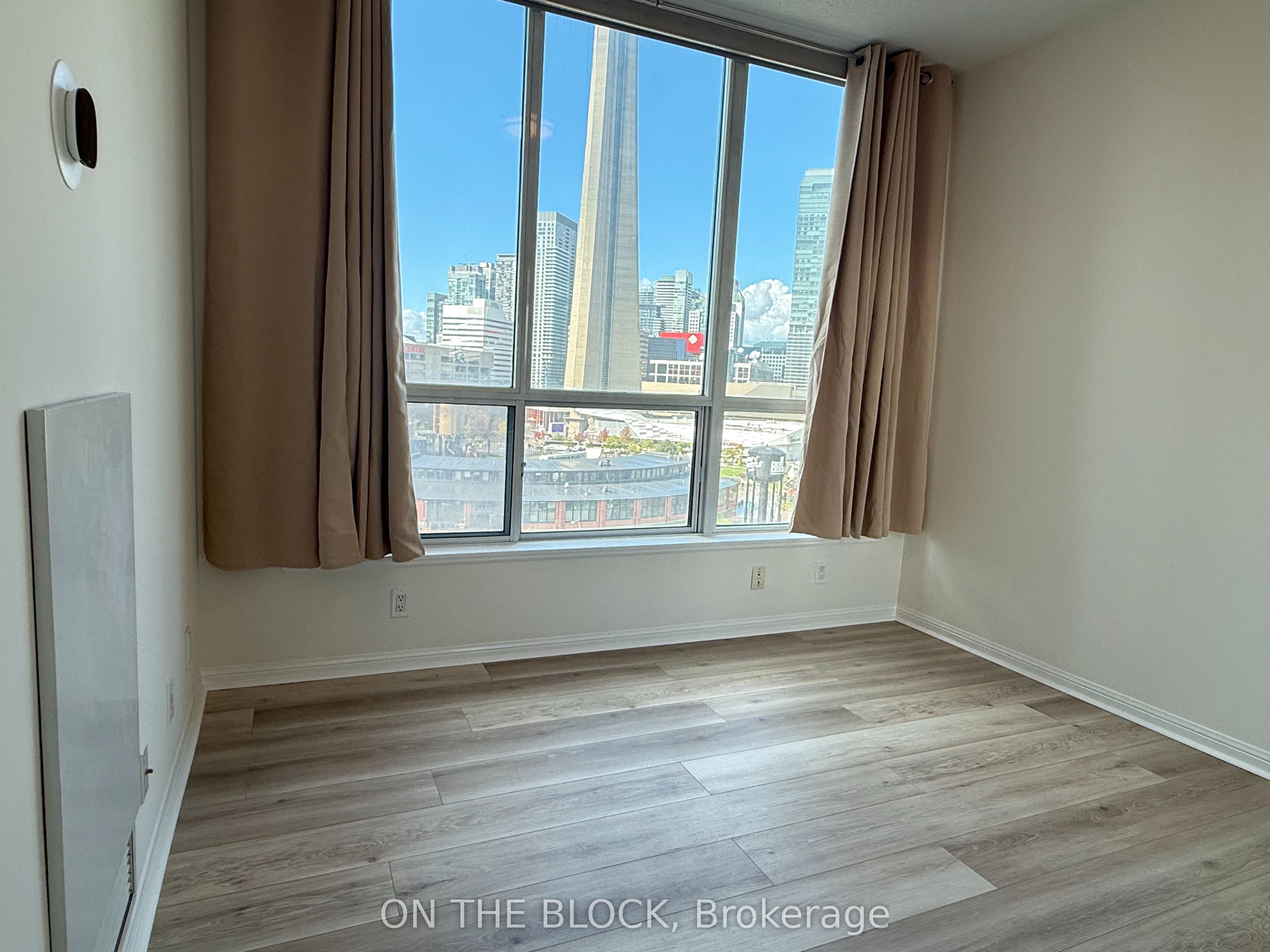 230 Queens Quay W 1515 Property Photo 8