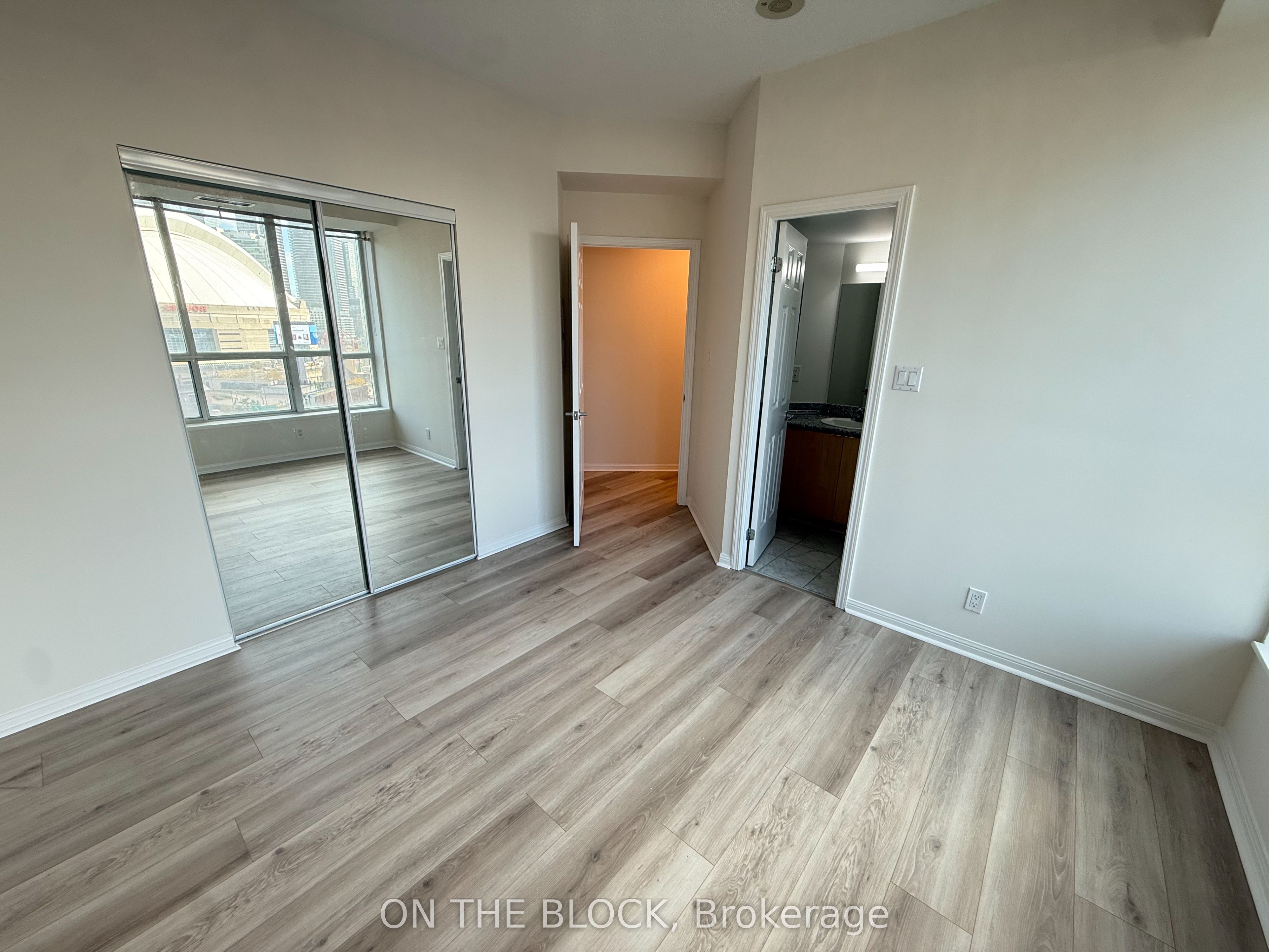 230 Queens Quay W 1515 Property Photo 14