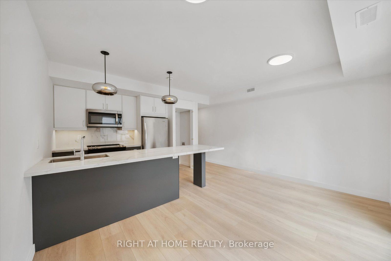367 Howland Avenue 2 Property Photo 6