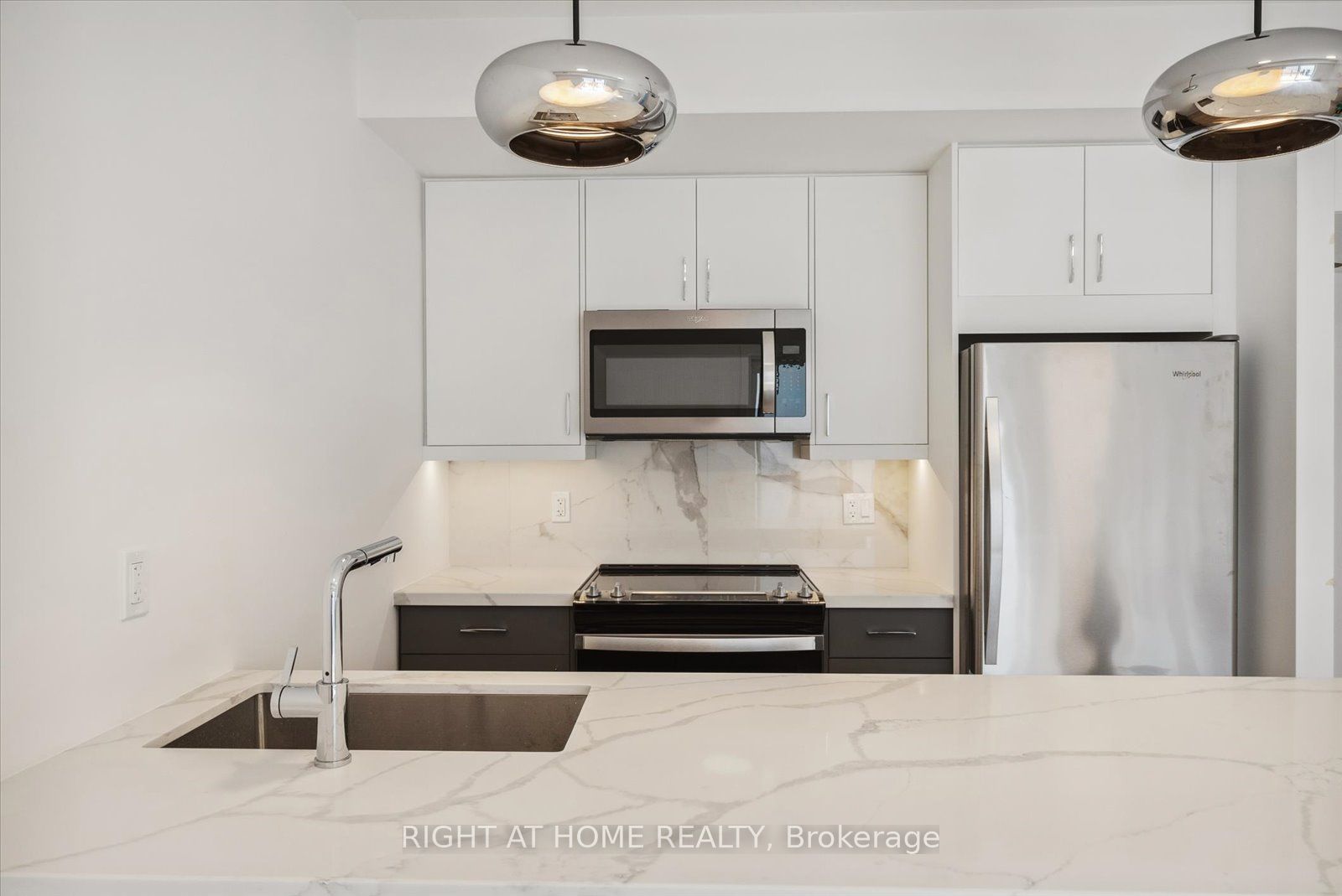 367 Howland Avenue 2 Property Photo 8