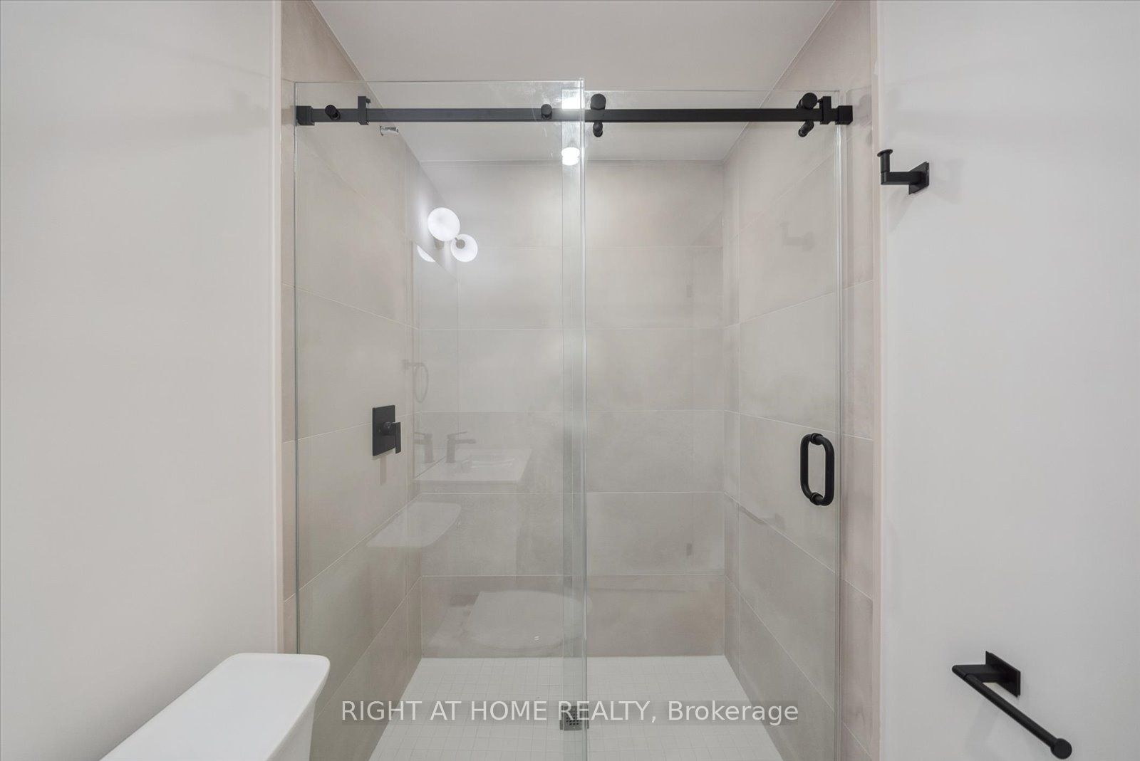 367 Howland Avenue 2 Property Photo 15
