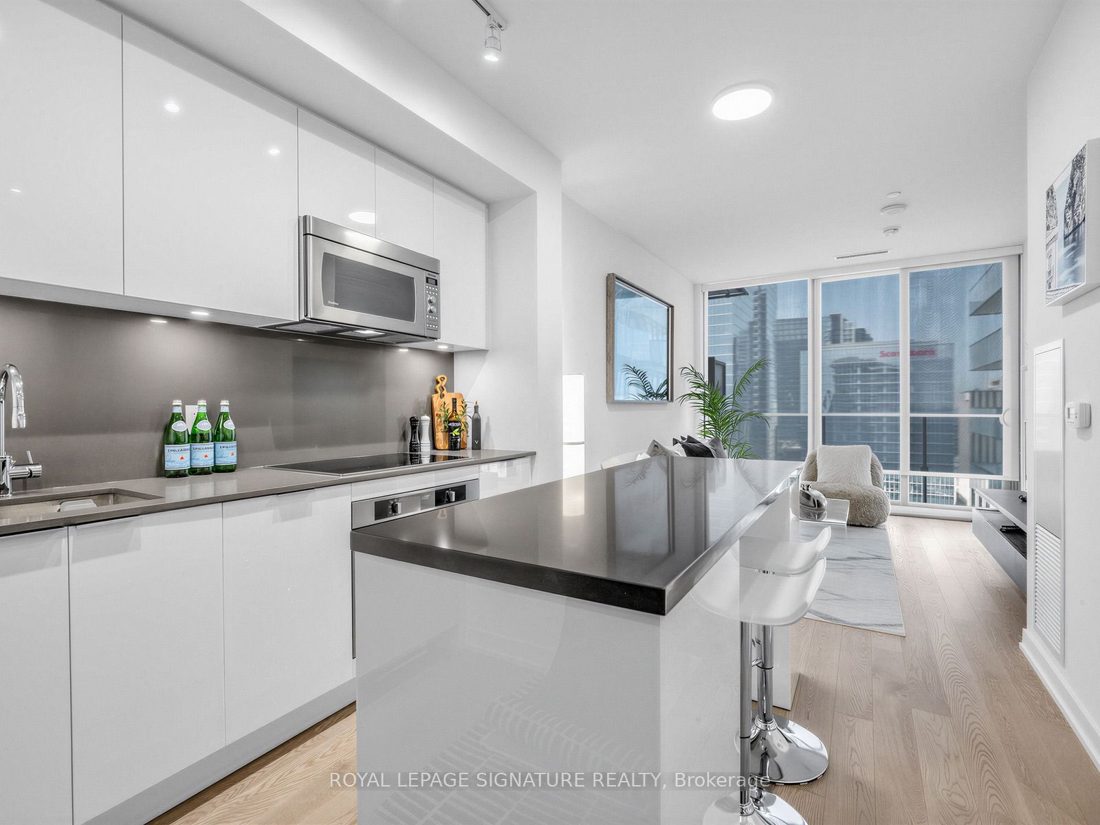 20 Lombard Street 3707 Property Photo 5