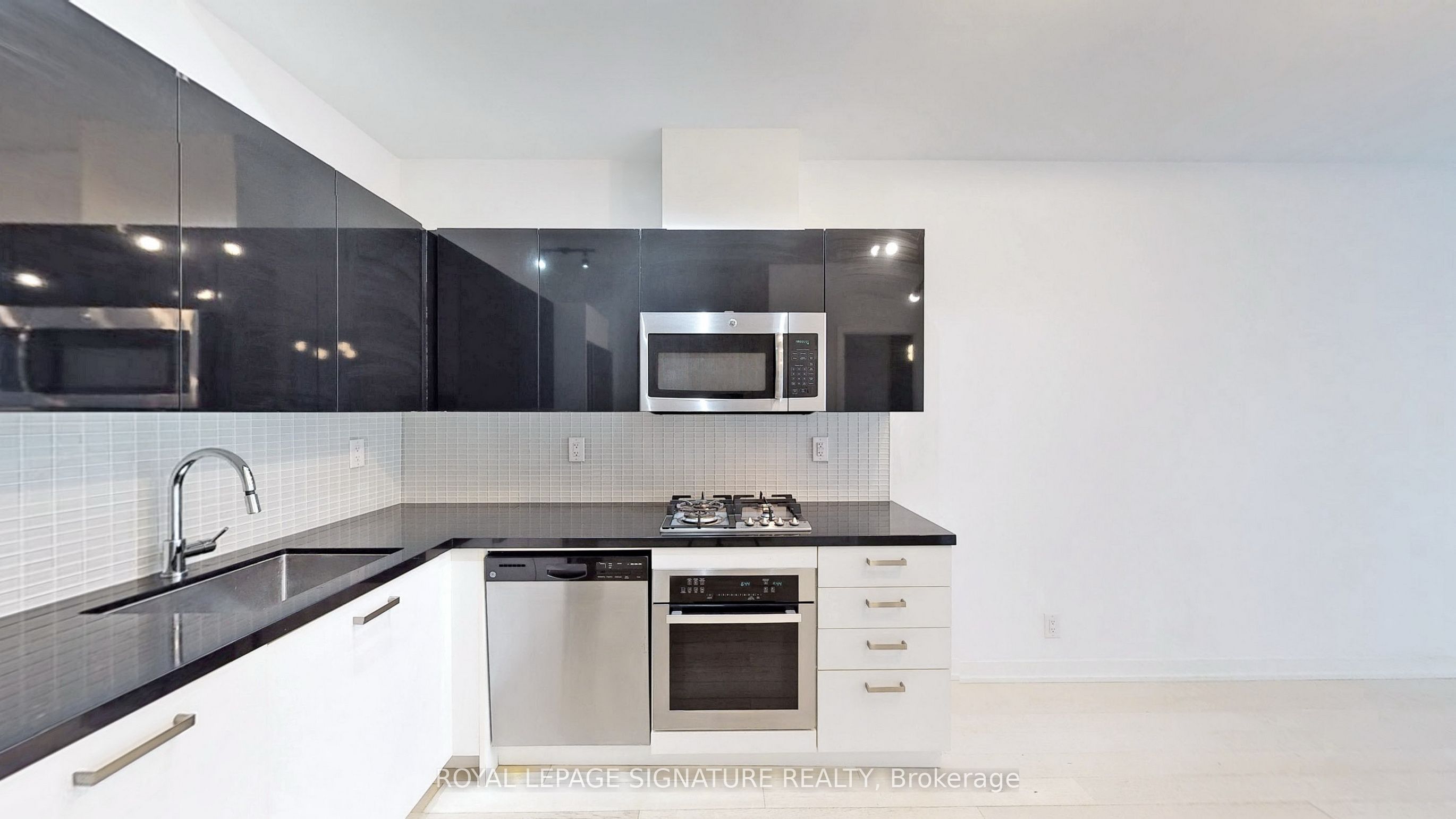 39 Brant Street 203 Property Photo 2
