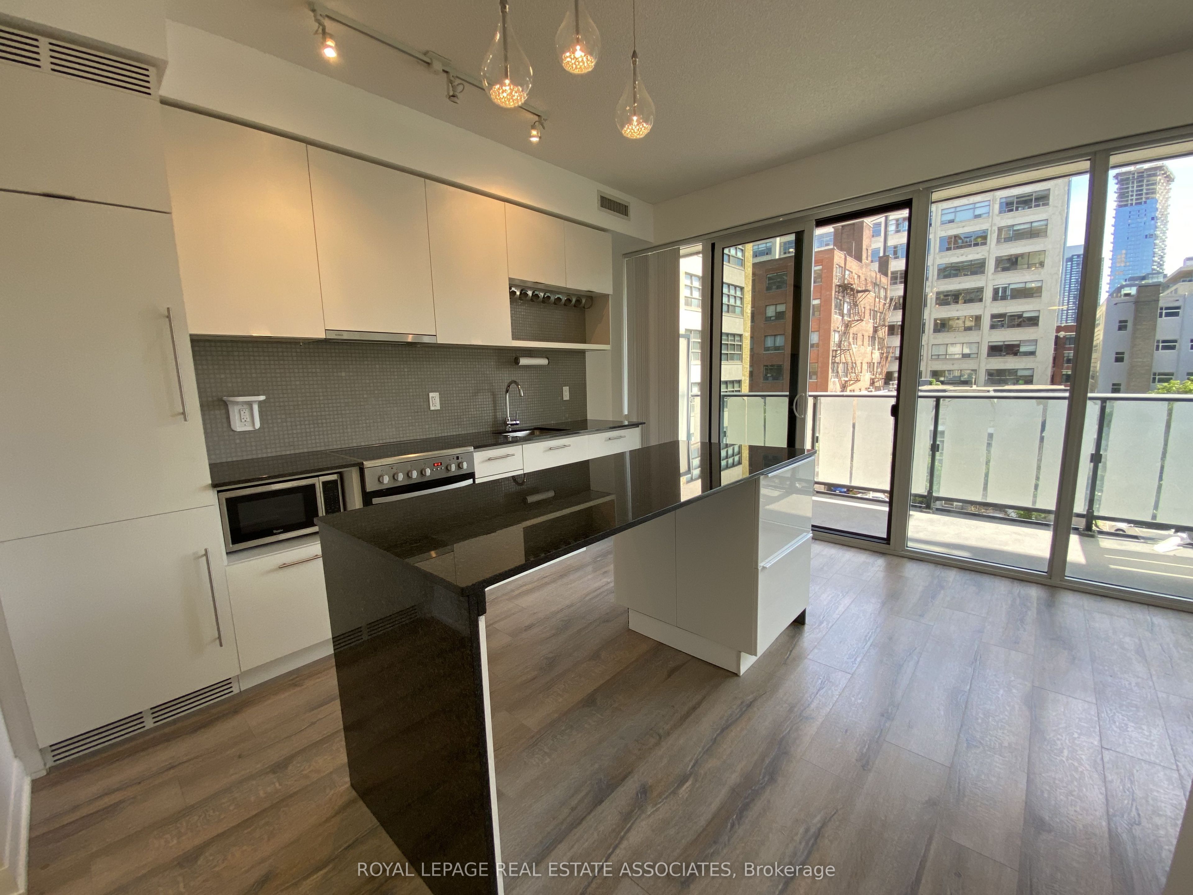 435 Richmond Street W 405 Property Photo 1
