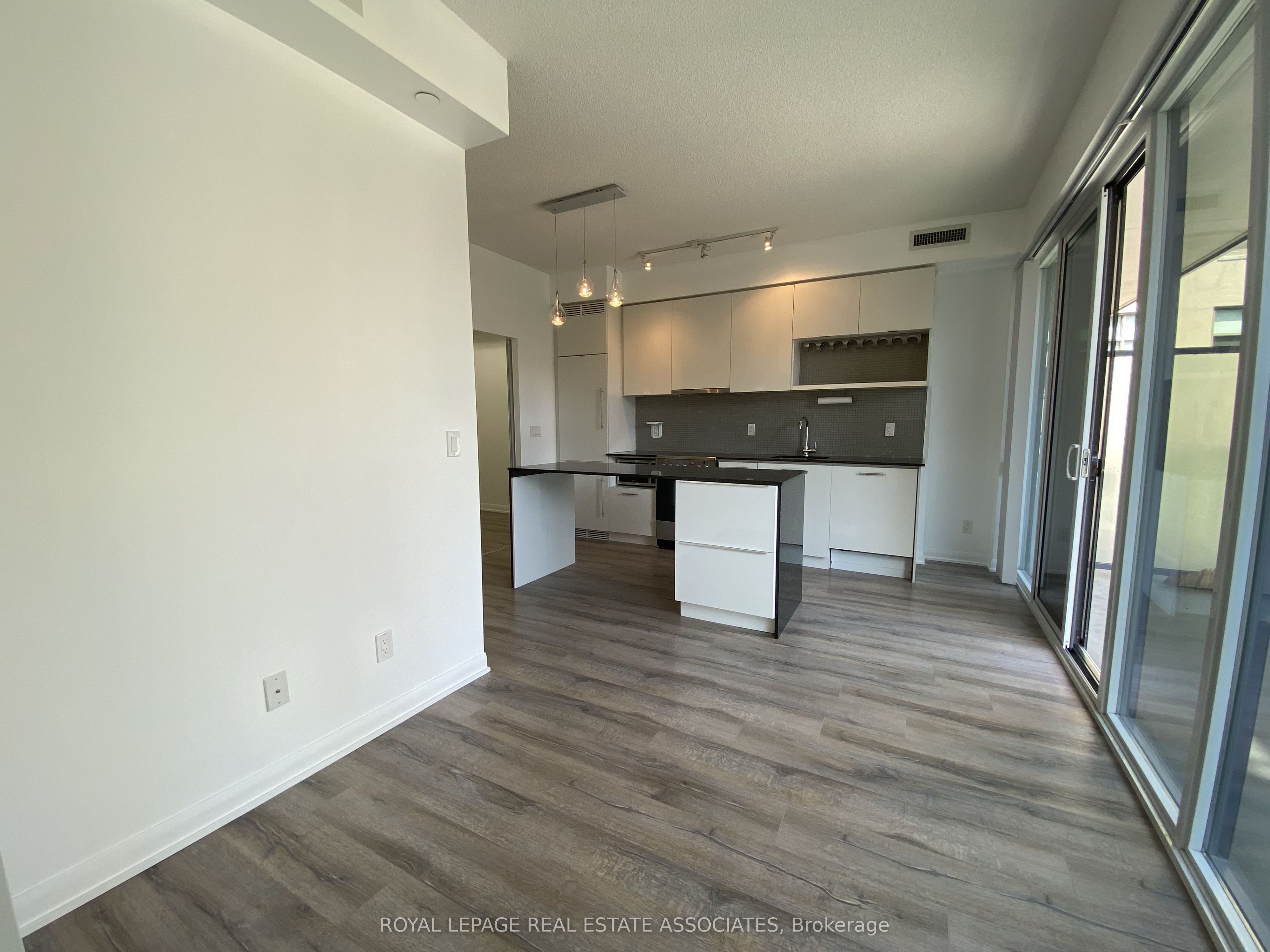 435 Richmond Street W 405 Property Photo 2