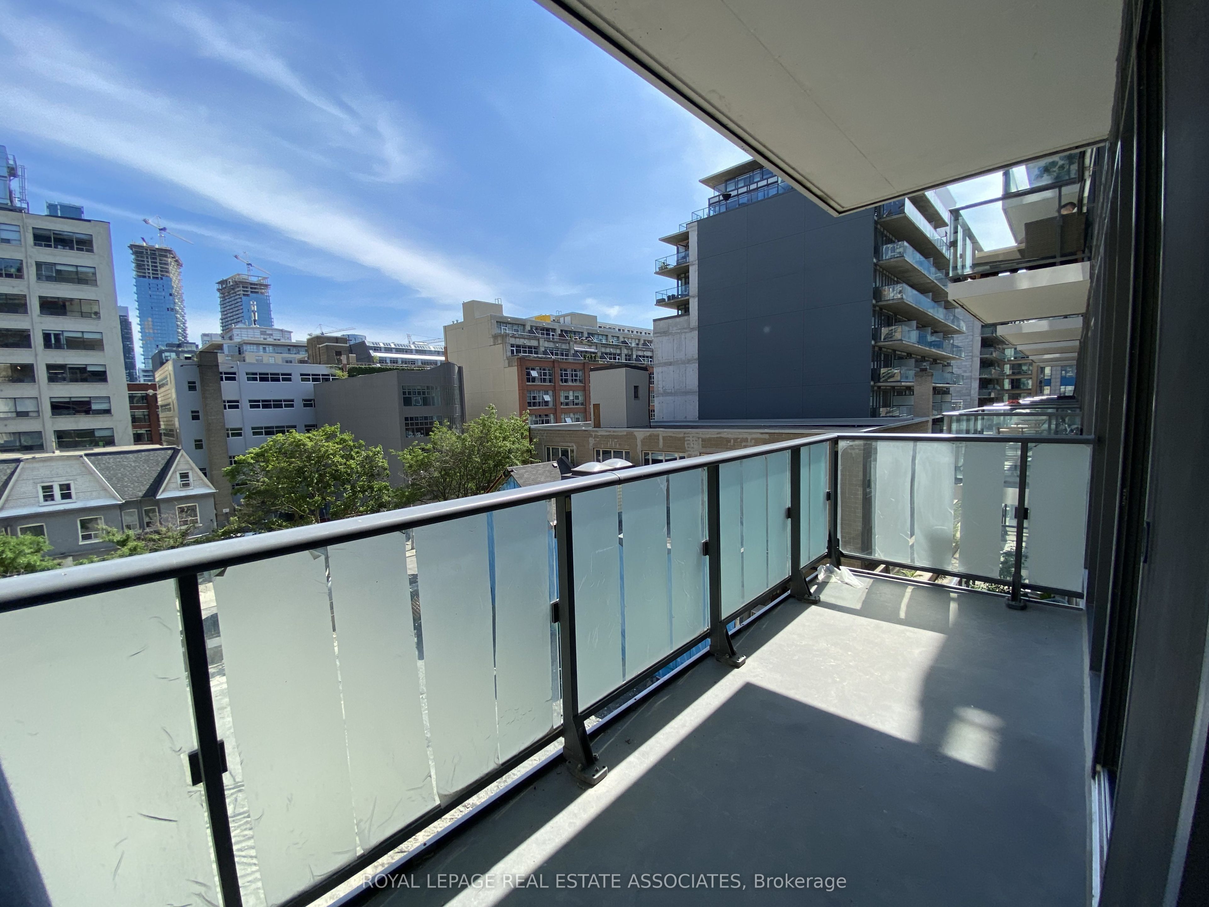 435 Richmond Street W 405 Property Photo 3